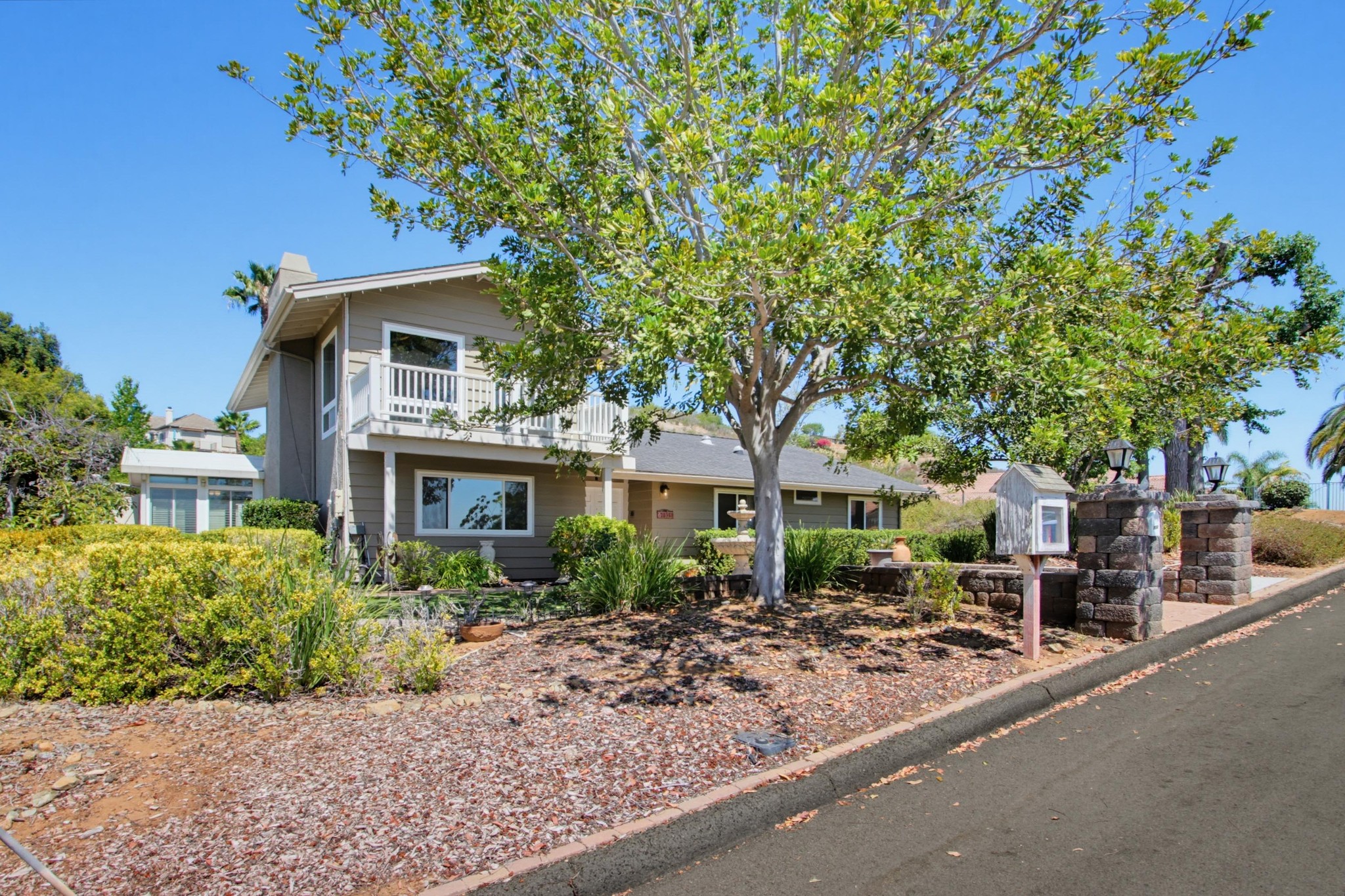 Virtual tour photo 4 of 73 for 2039 Lemon Ave