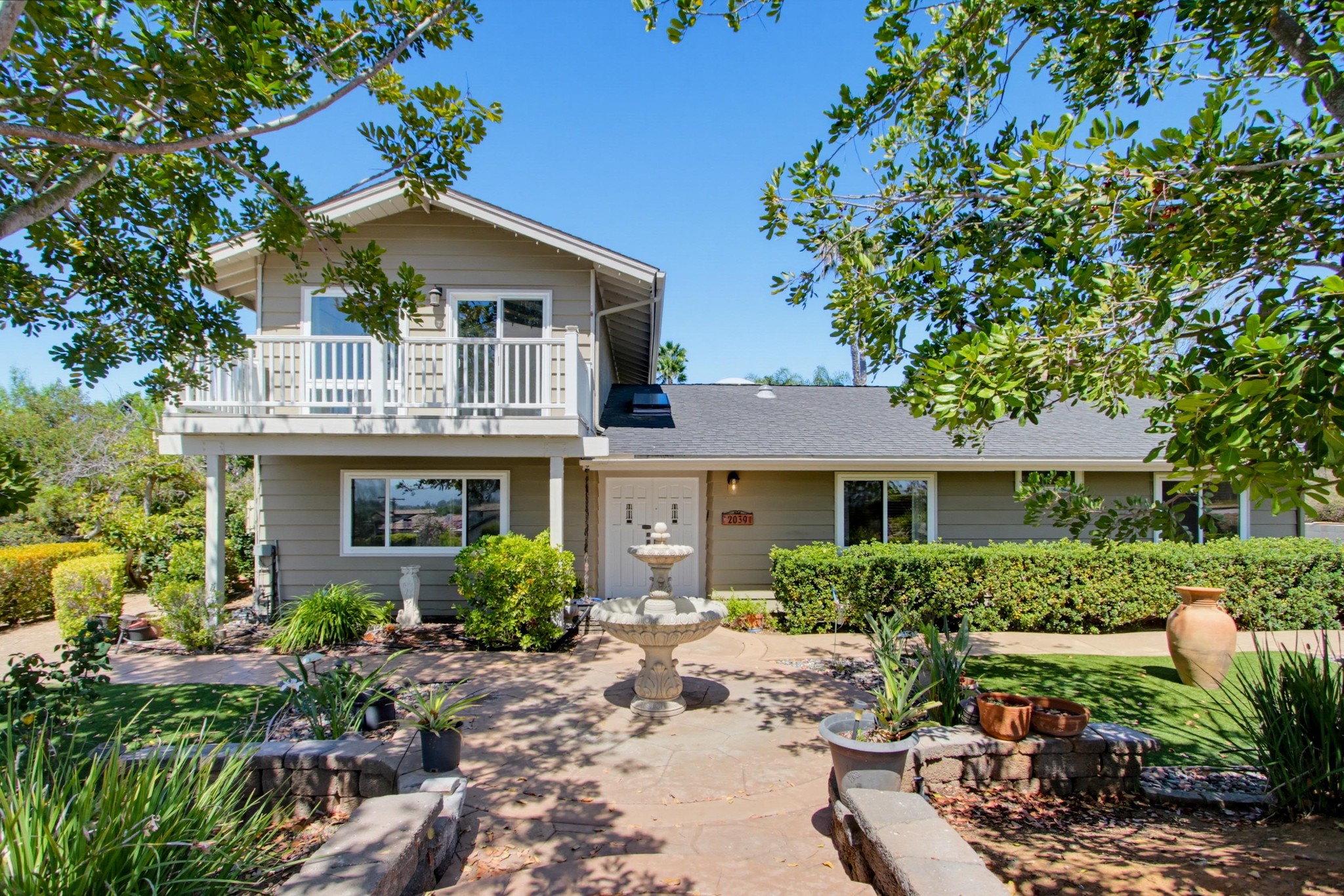 Virtual tour photo 6 of 73 for 2039 Lemon Ave