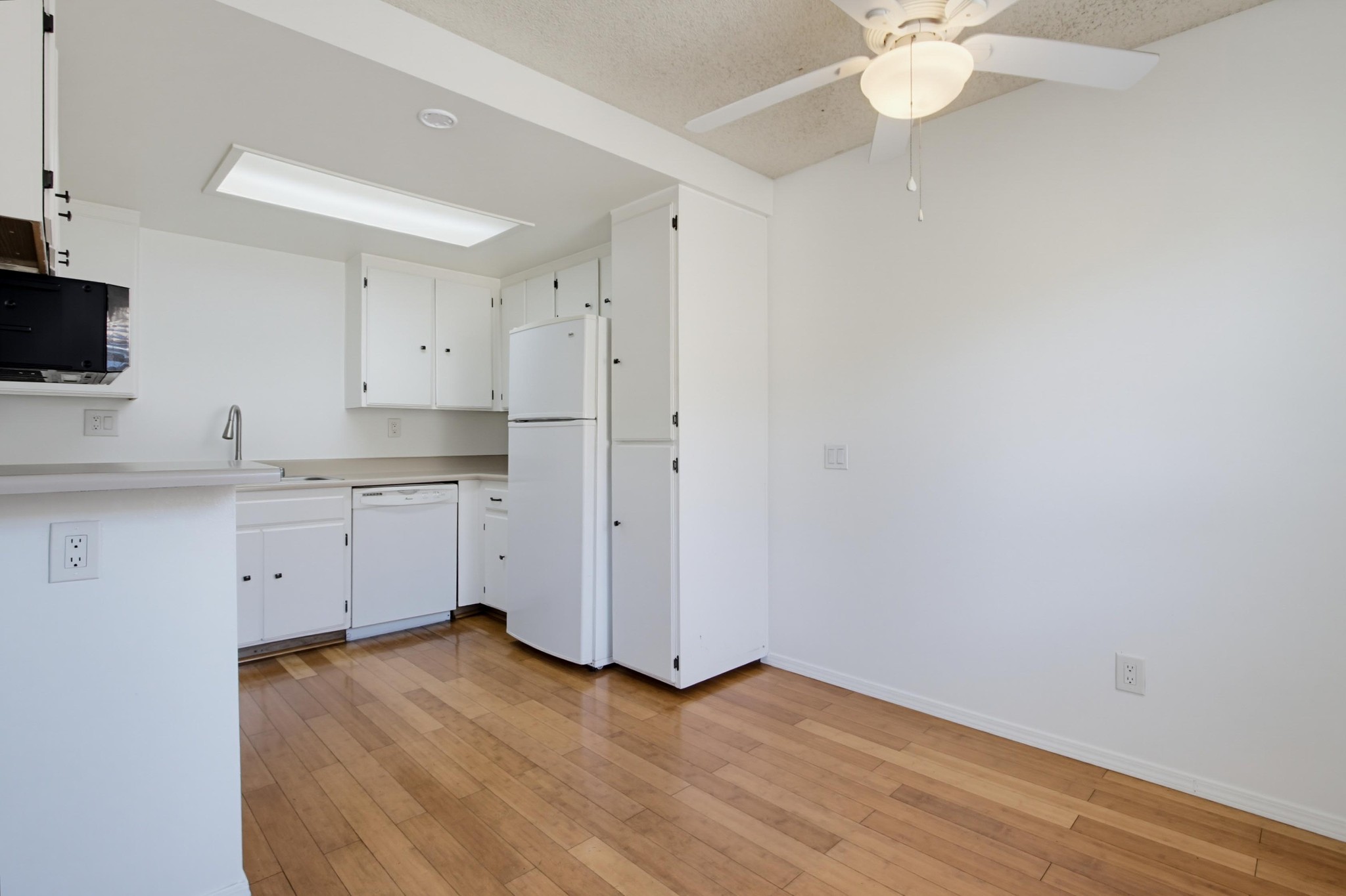 Virtual tour photo 10 of 37 for 204 Woodland Pkwy Unit 219