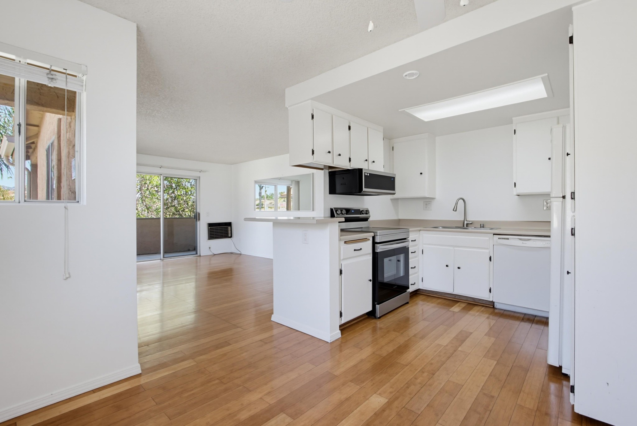 Virtual tour photo 11 of 37 for 204 Woodland Pkwy Unit 219