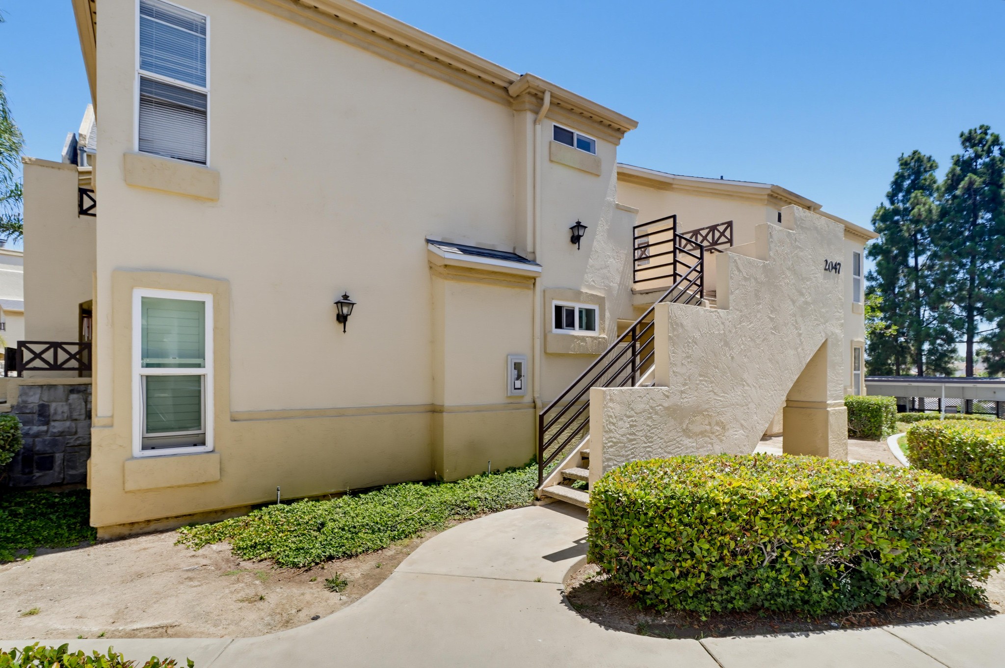 Virtual tour photo 3 of 36 for 2047 Lakeridge Cir Unit 201