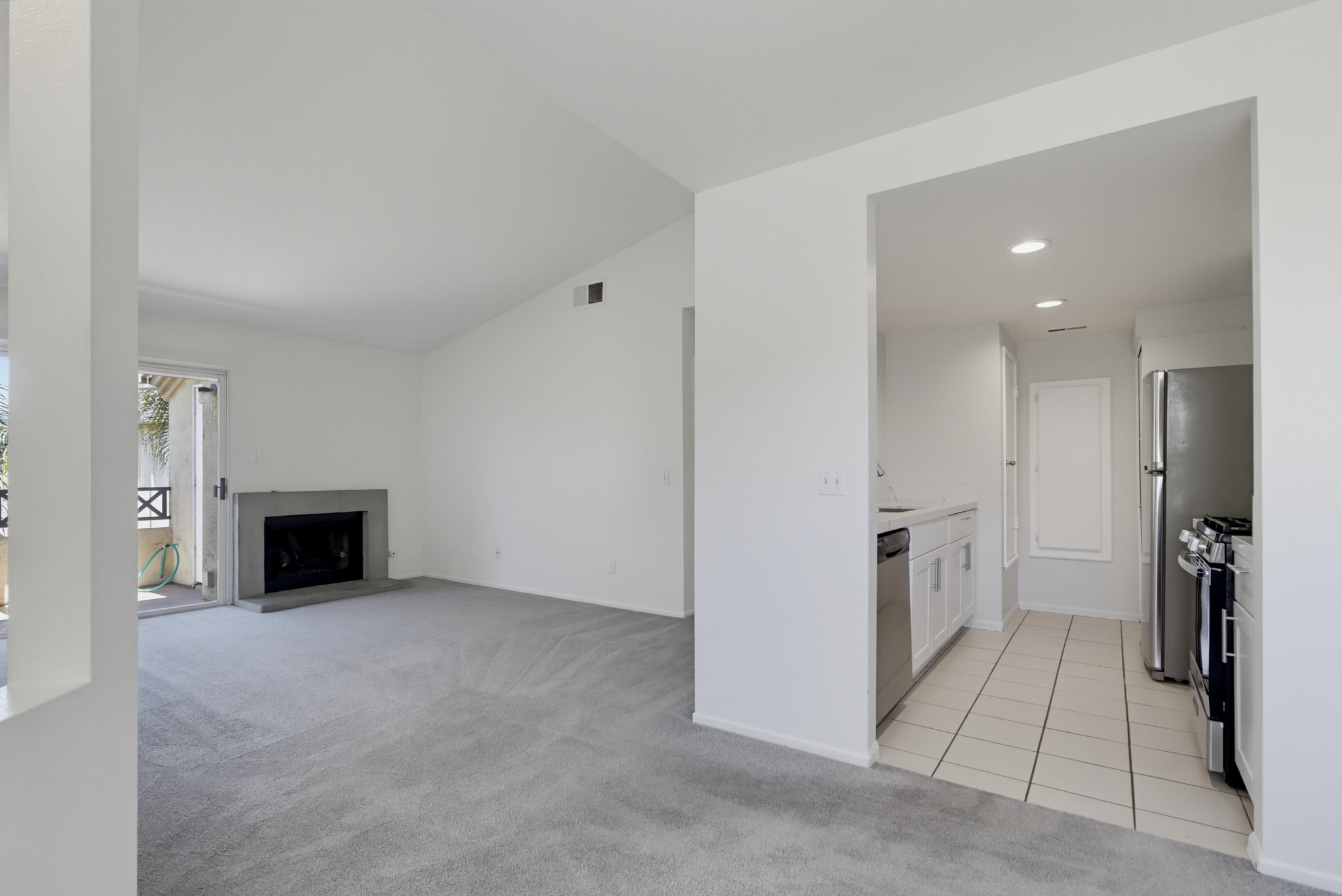 Virtual tour photo 5 of 36 for 2047 Lakeridge Cir Unit 201