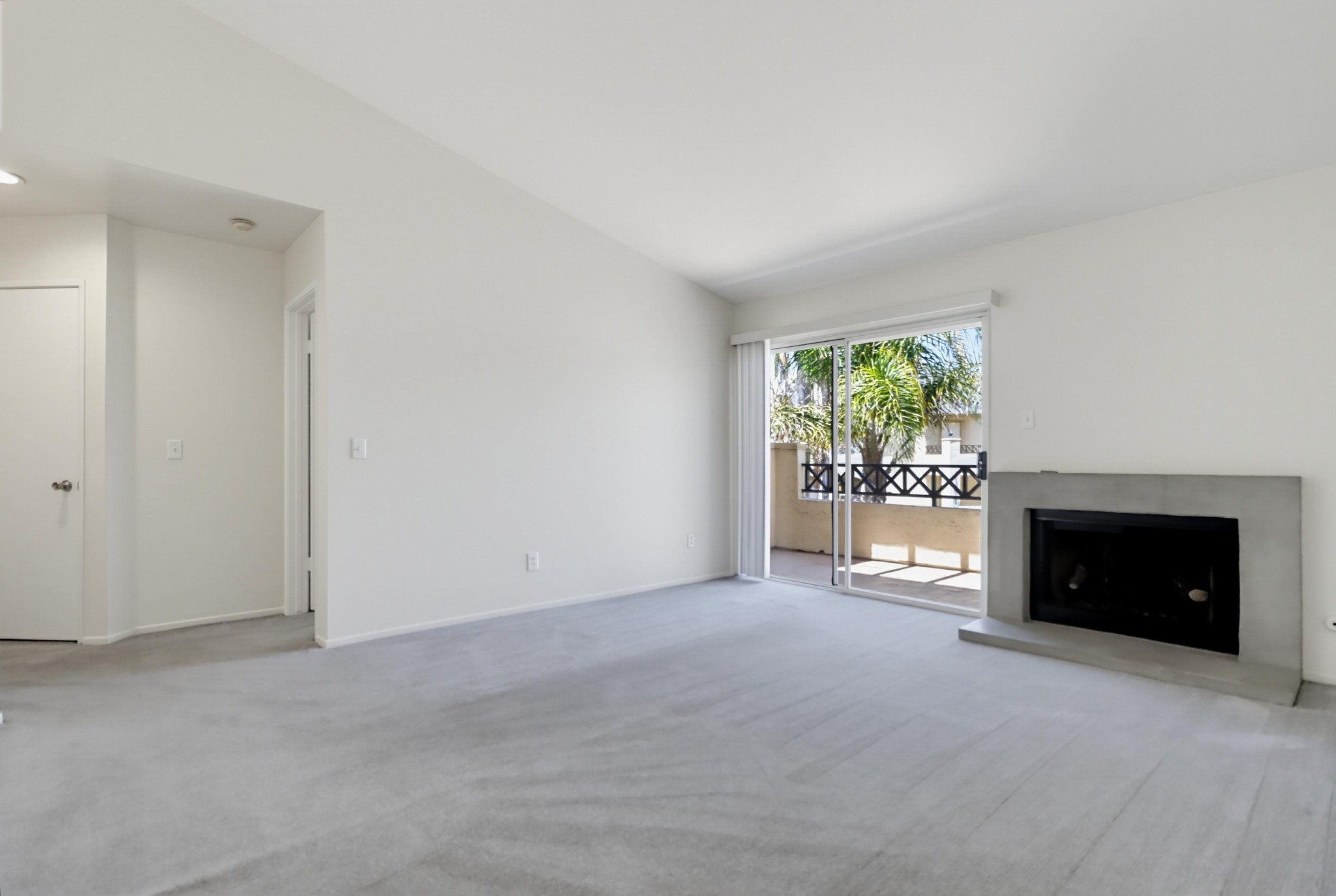 Virtual tour photo 7 of 36 for 2047 Lakeridge Cir Unit 201