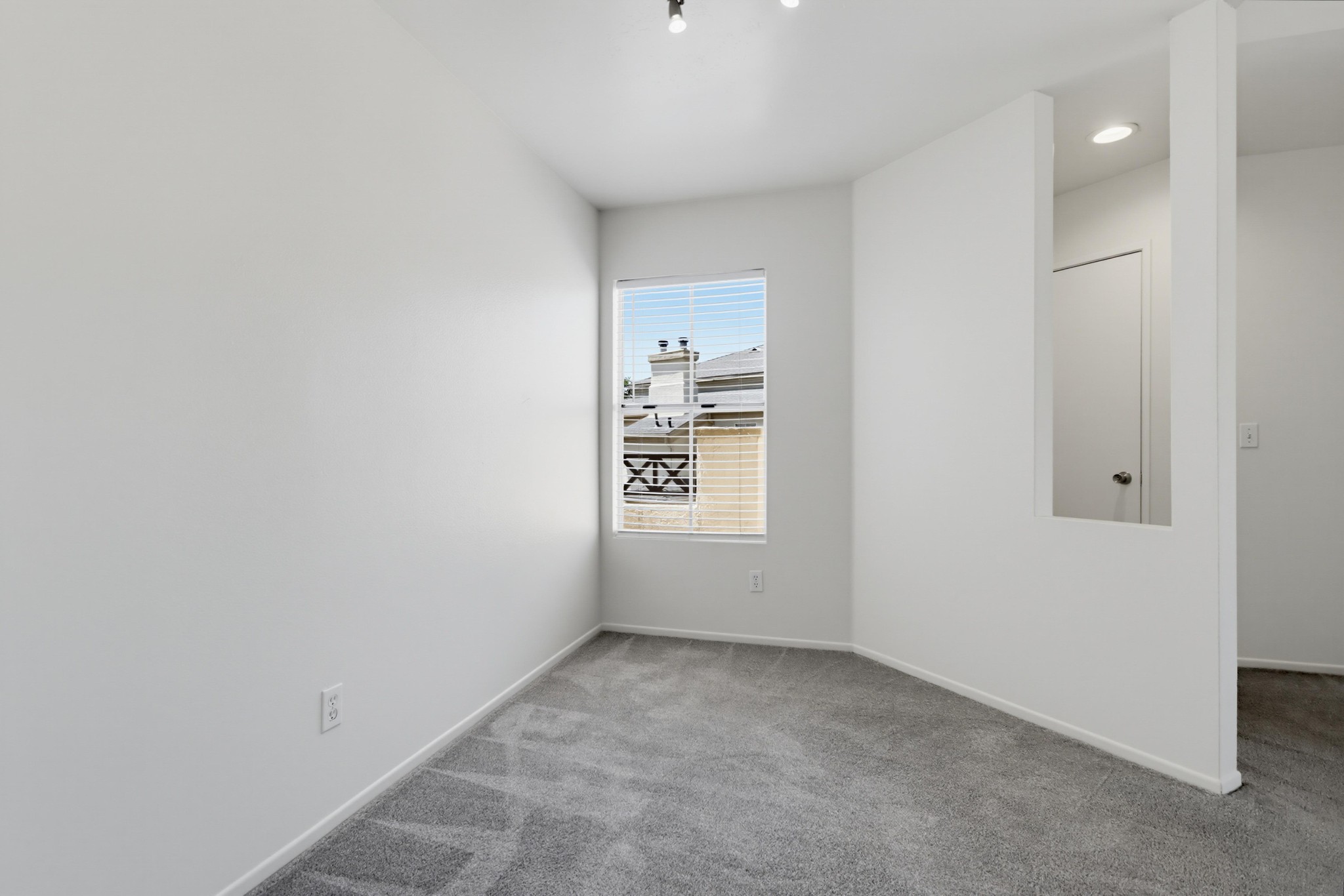 Virtual tour photo 10 of 36 for 2047 Lakeridge Cir Unit 201