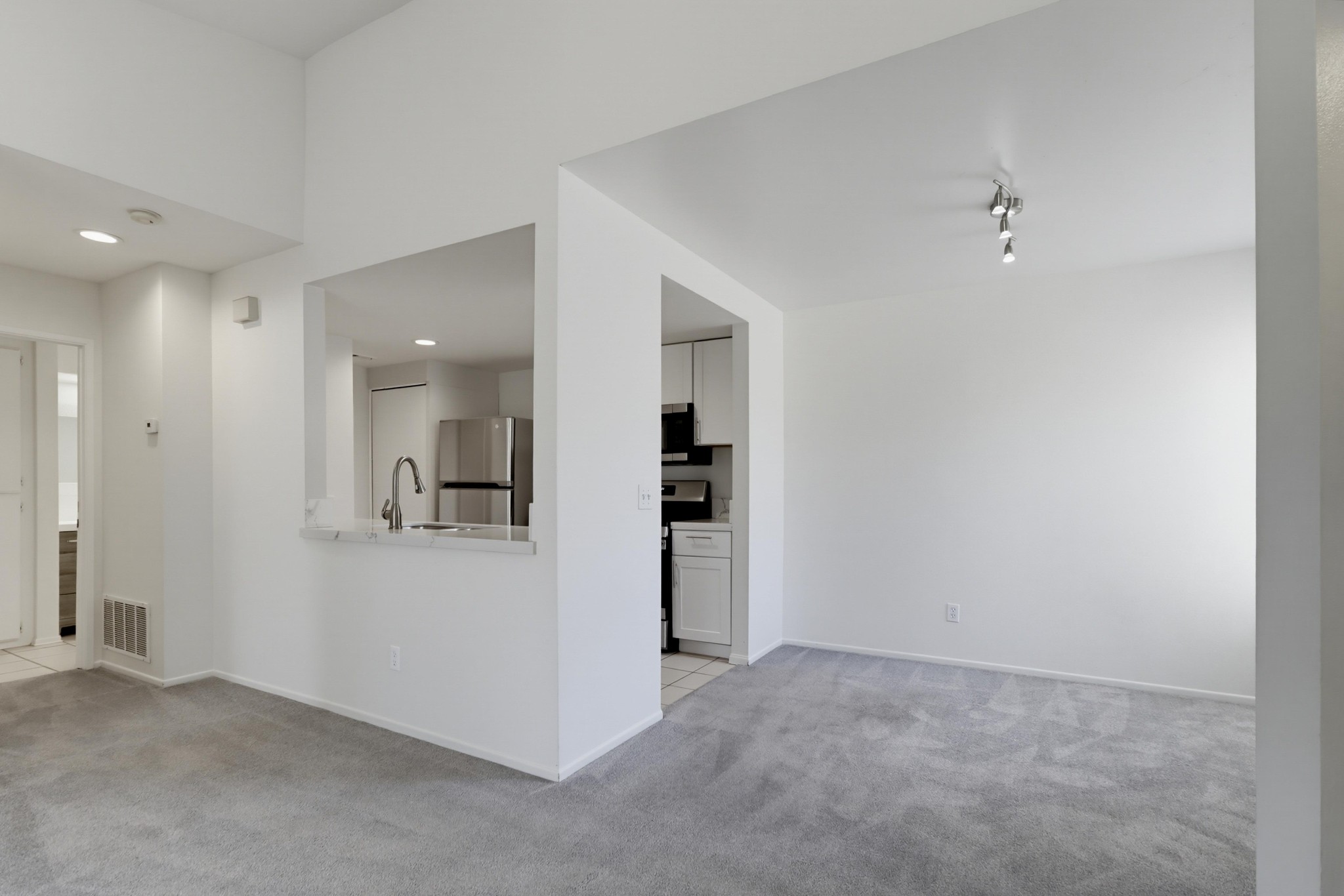 Virtual tour photo 11 of 36 for 2047 Lakeridge Cir Unit 201