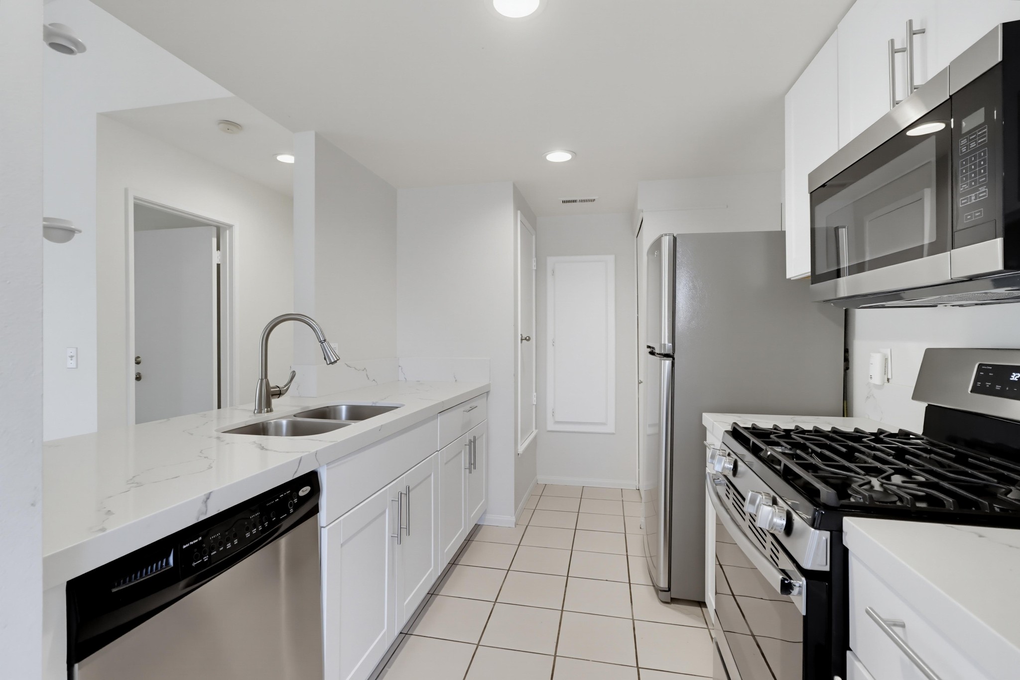 Virtual tour photo 12 of 36 for 2047 Lakeridge Cir Unit 201