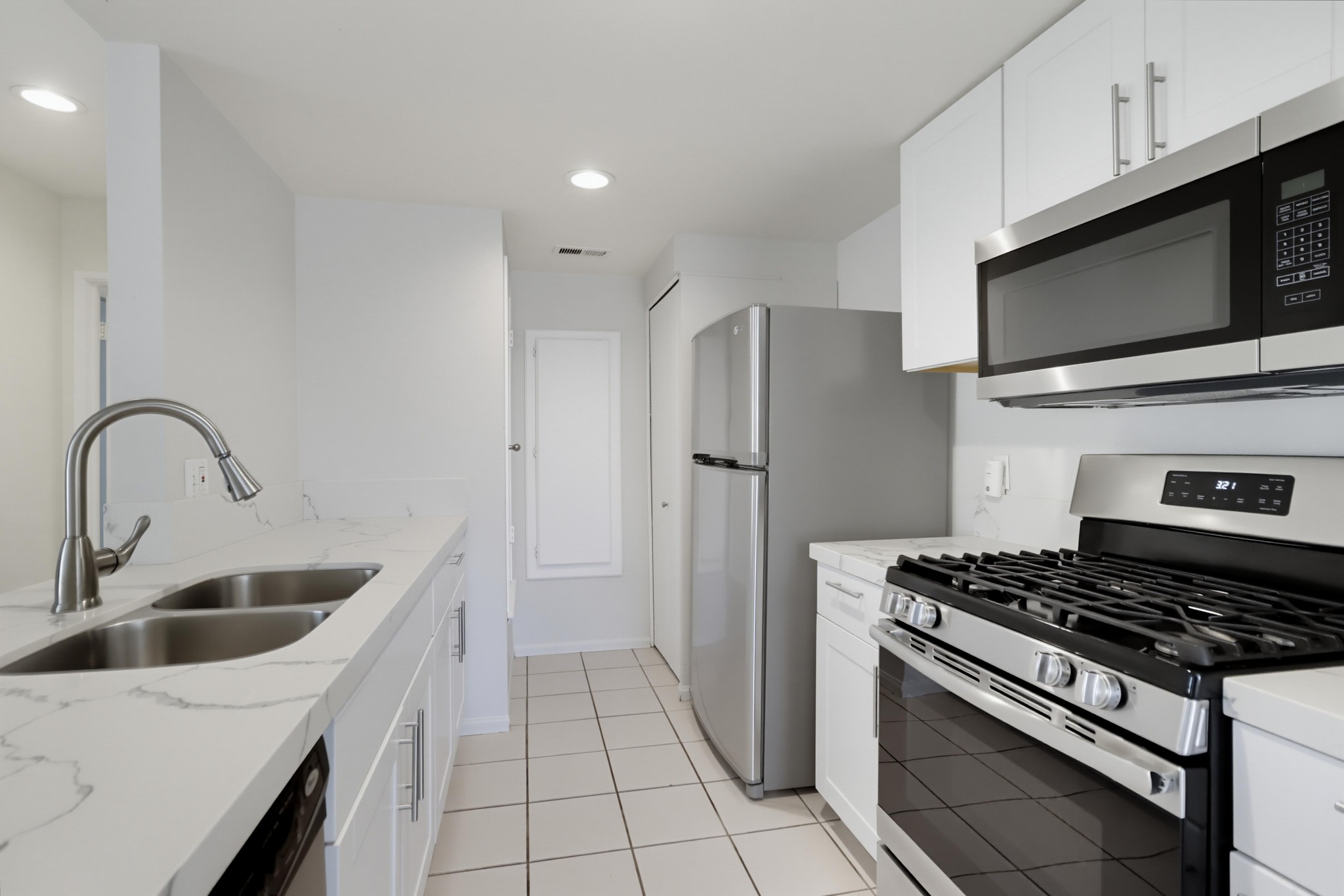 Virtual tour photo 13 of 36 for 2047 Lakeridge Cir Unit 201