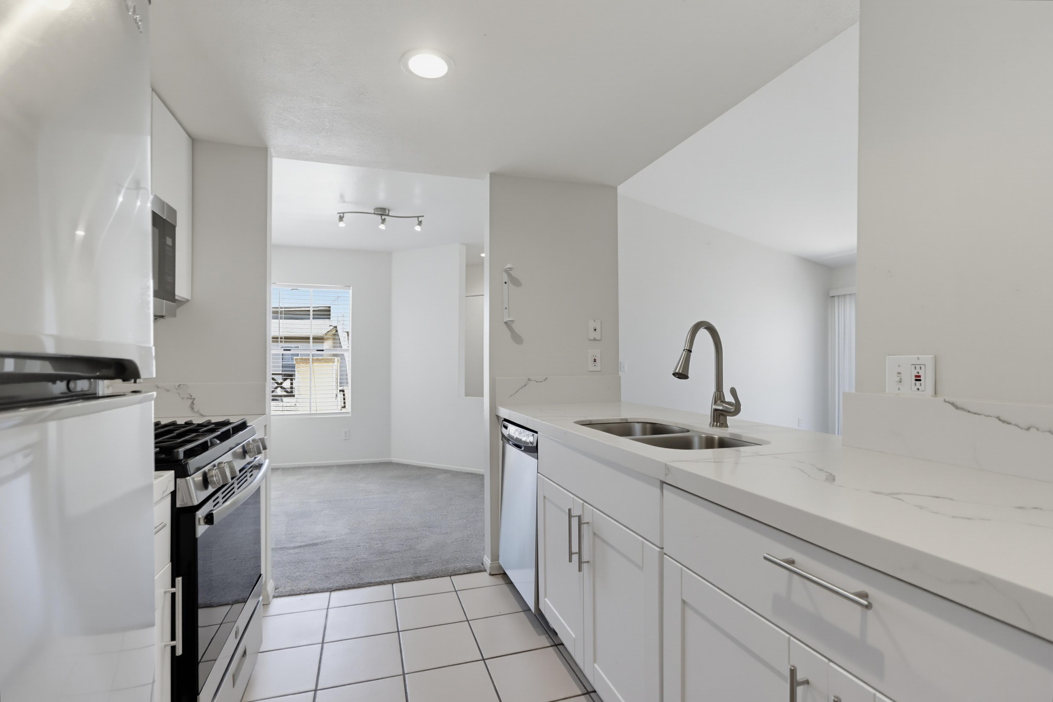 Virtual tour photo 15 of 36 for 2047 Lakeridge Cir Unit 201