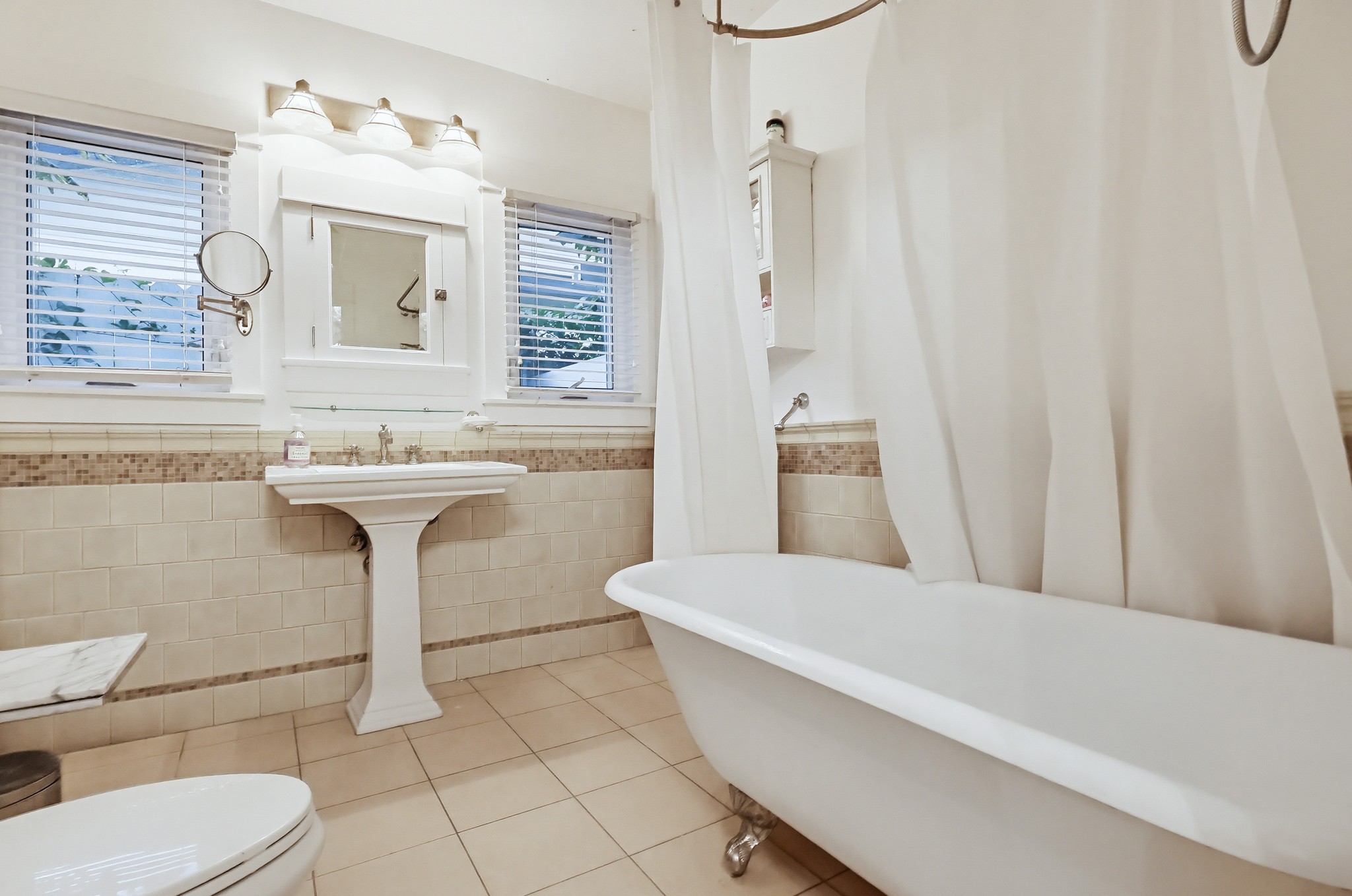 Virtual tour photo 80 of 119 for 206 N Wilton Pl