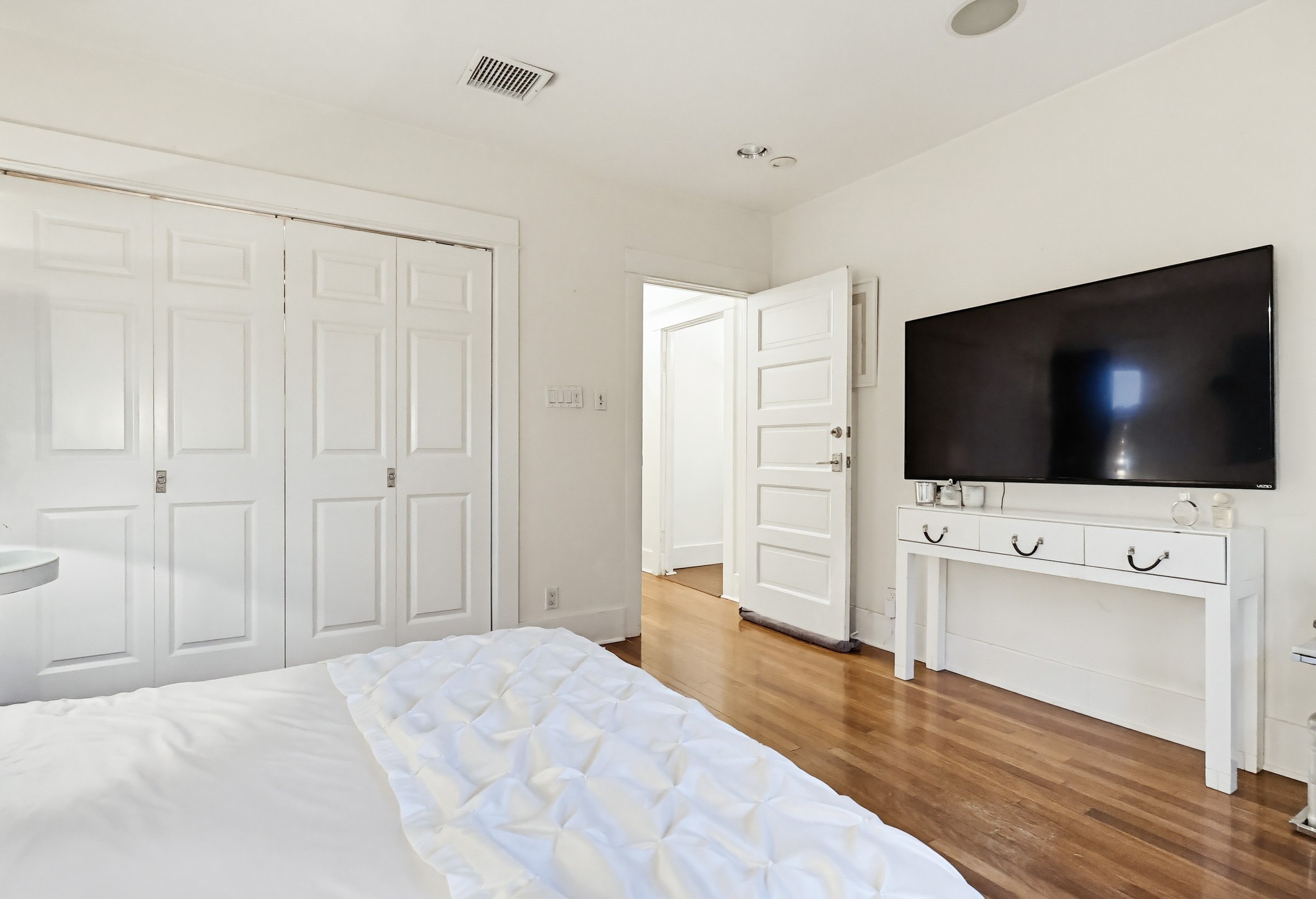 Virtual tour photo 85 of 119 for 206 N Wilton Pl