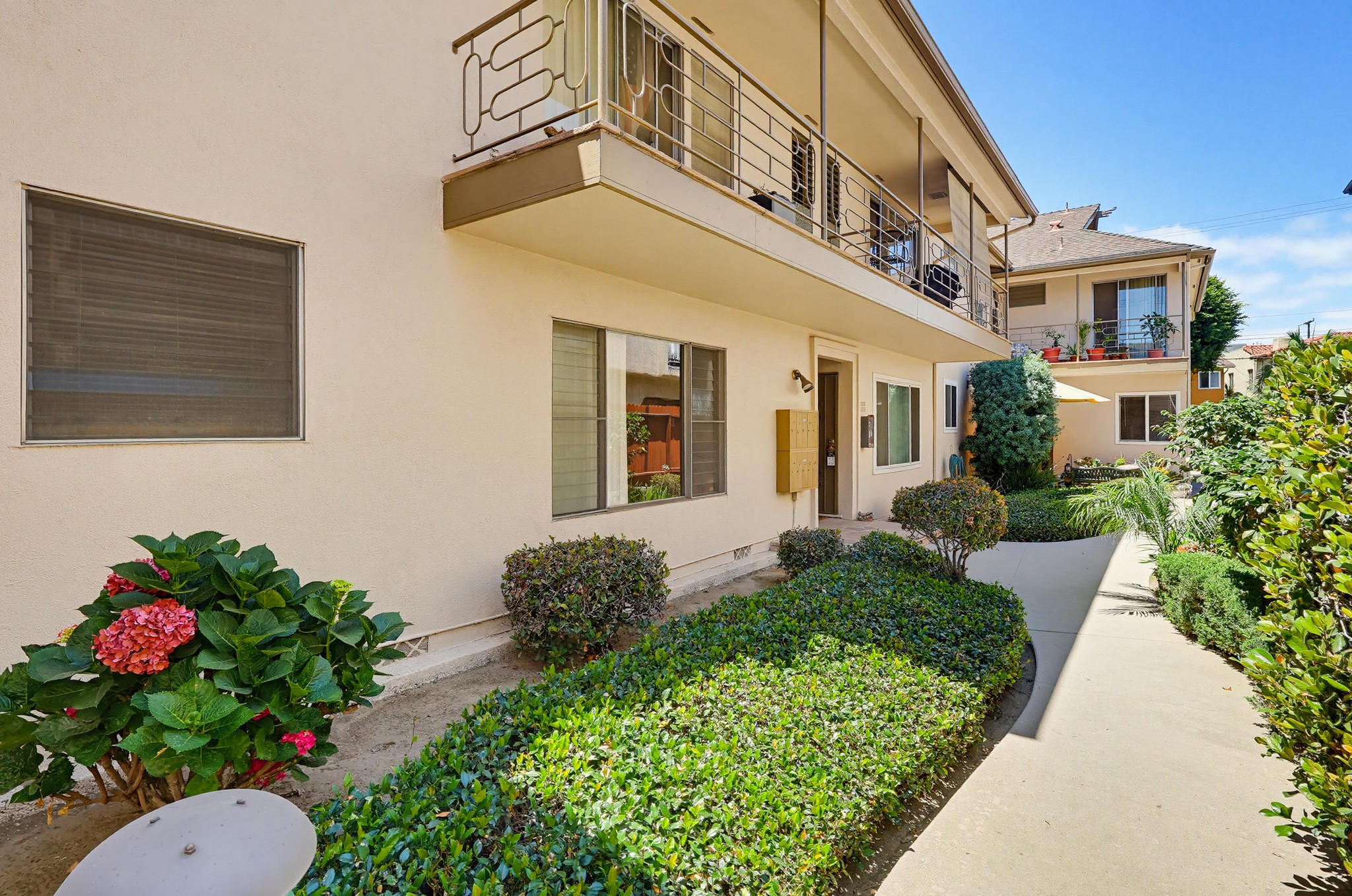 Virtual tour photo 4 of 45 for 2060 E 3rd St Apt 3