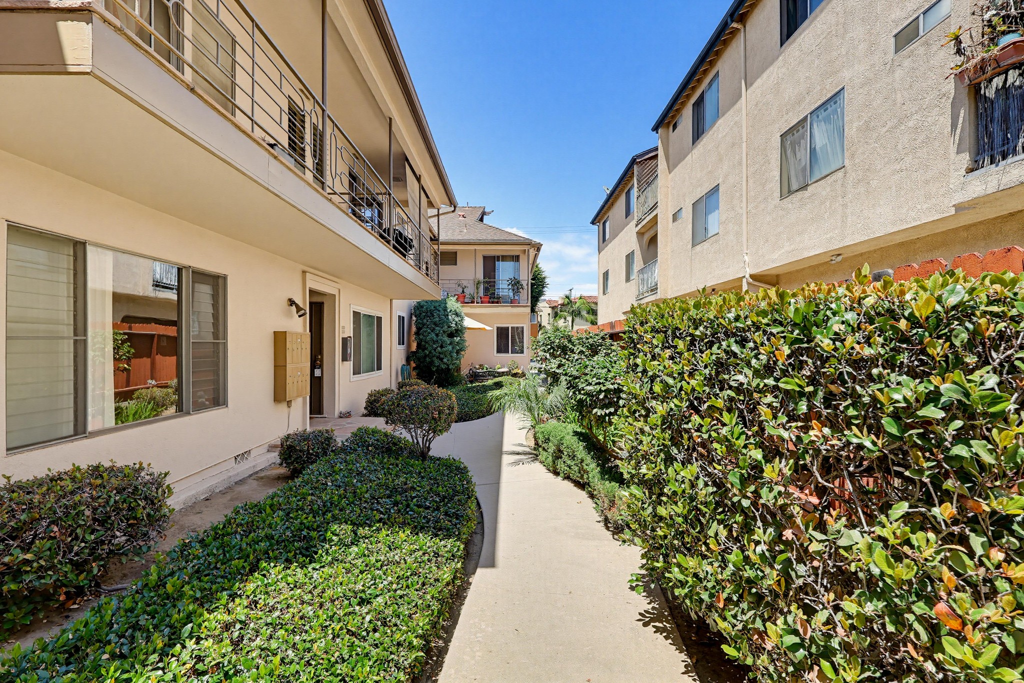 Virtual tour photo 5 of 45 for 2060 E 3rd St Apt 3