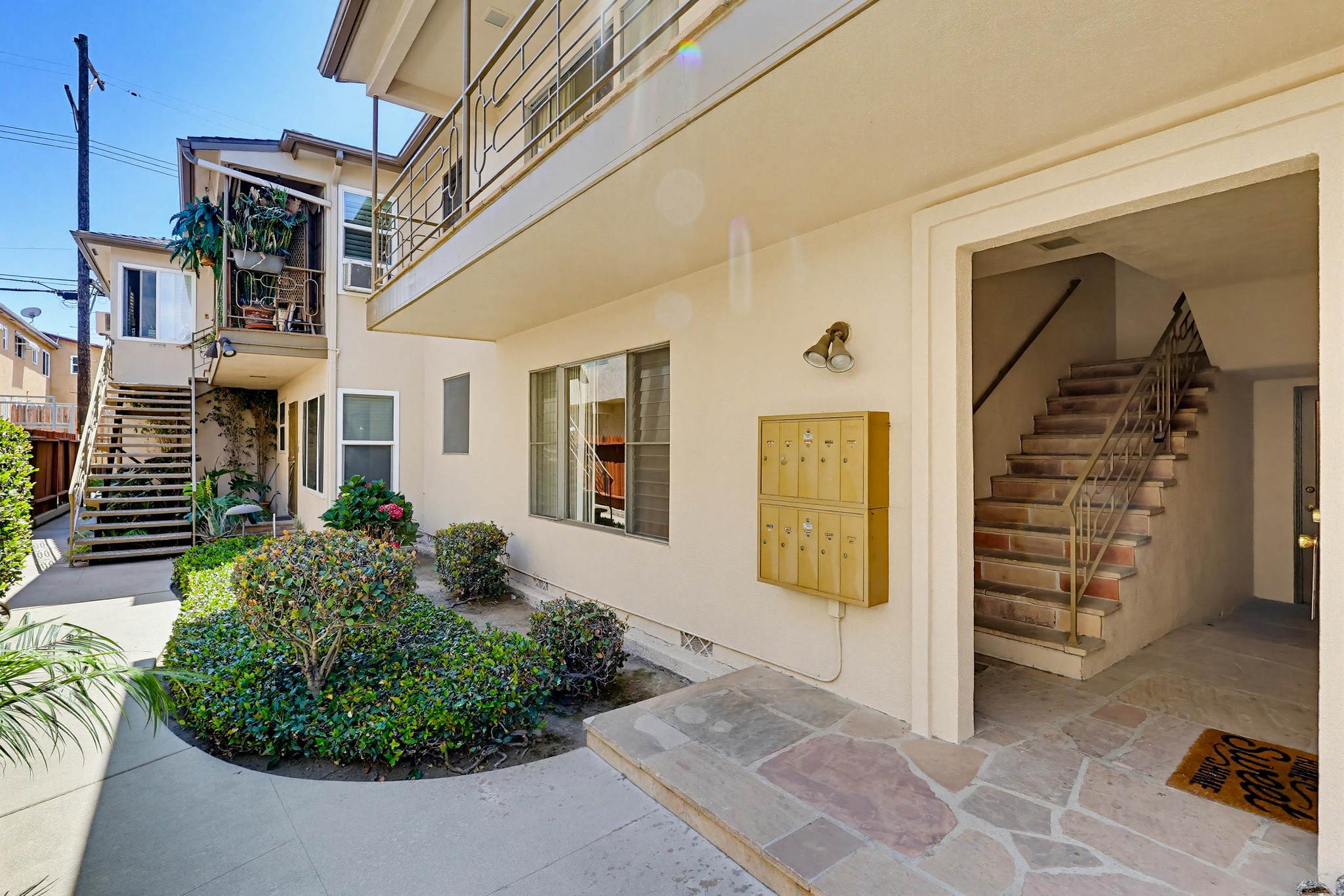 Virtual tour photo 6 of 45 for 2060 E 3rd St Apt 3