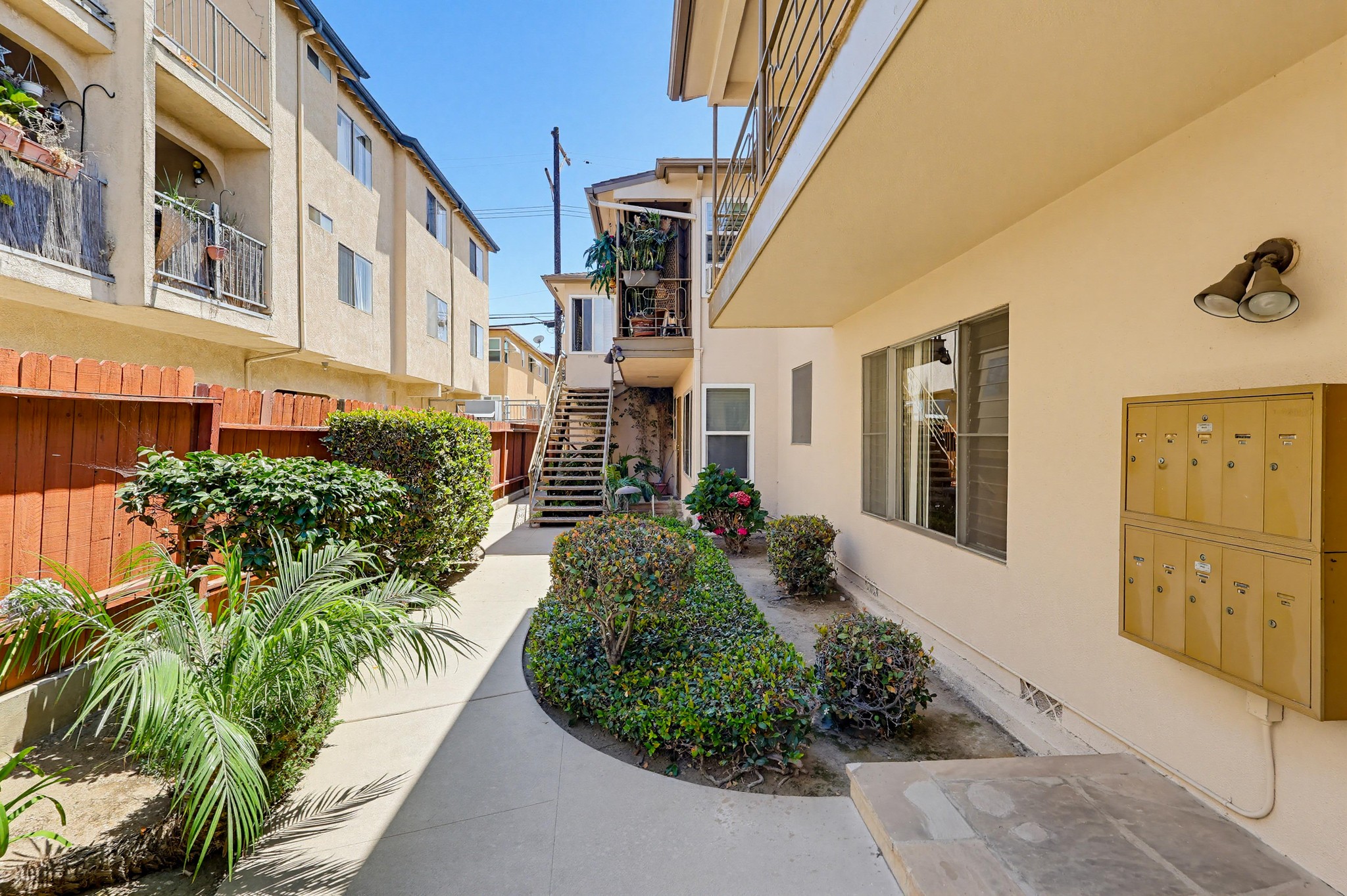 Virtual tour photo 7 of 45 for 2060 E 3rd St Apt 3