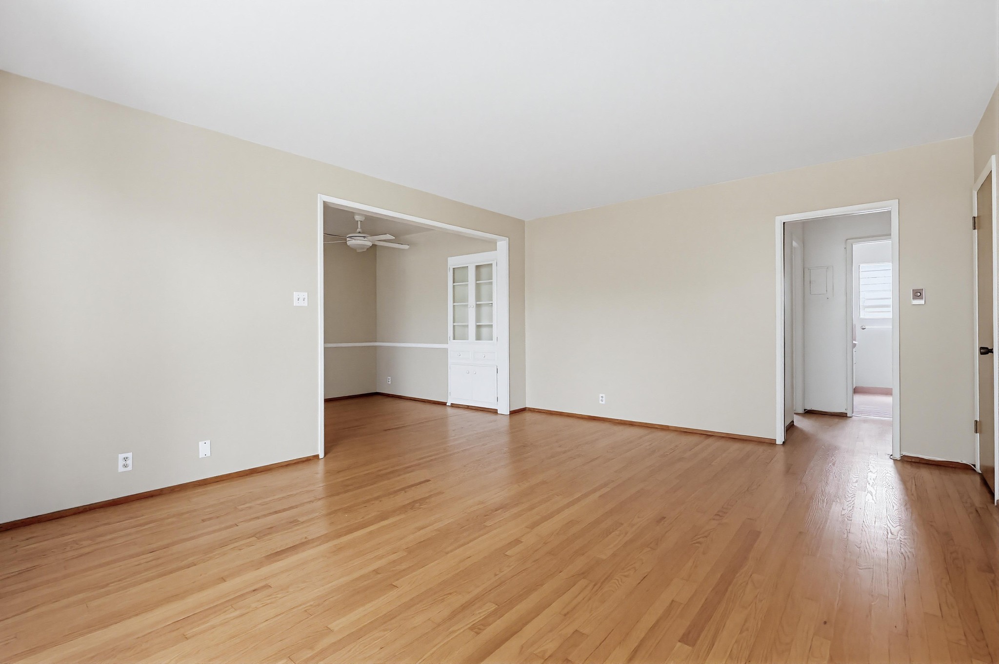Virtual tour photo 10 of 45 for 2060 E 3rd St Apt 3