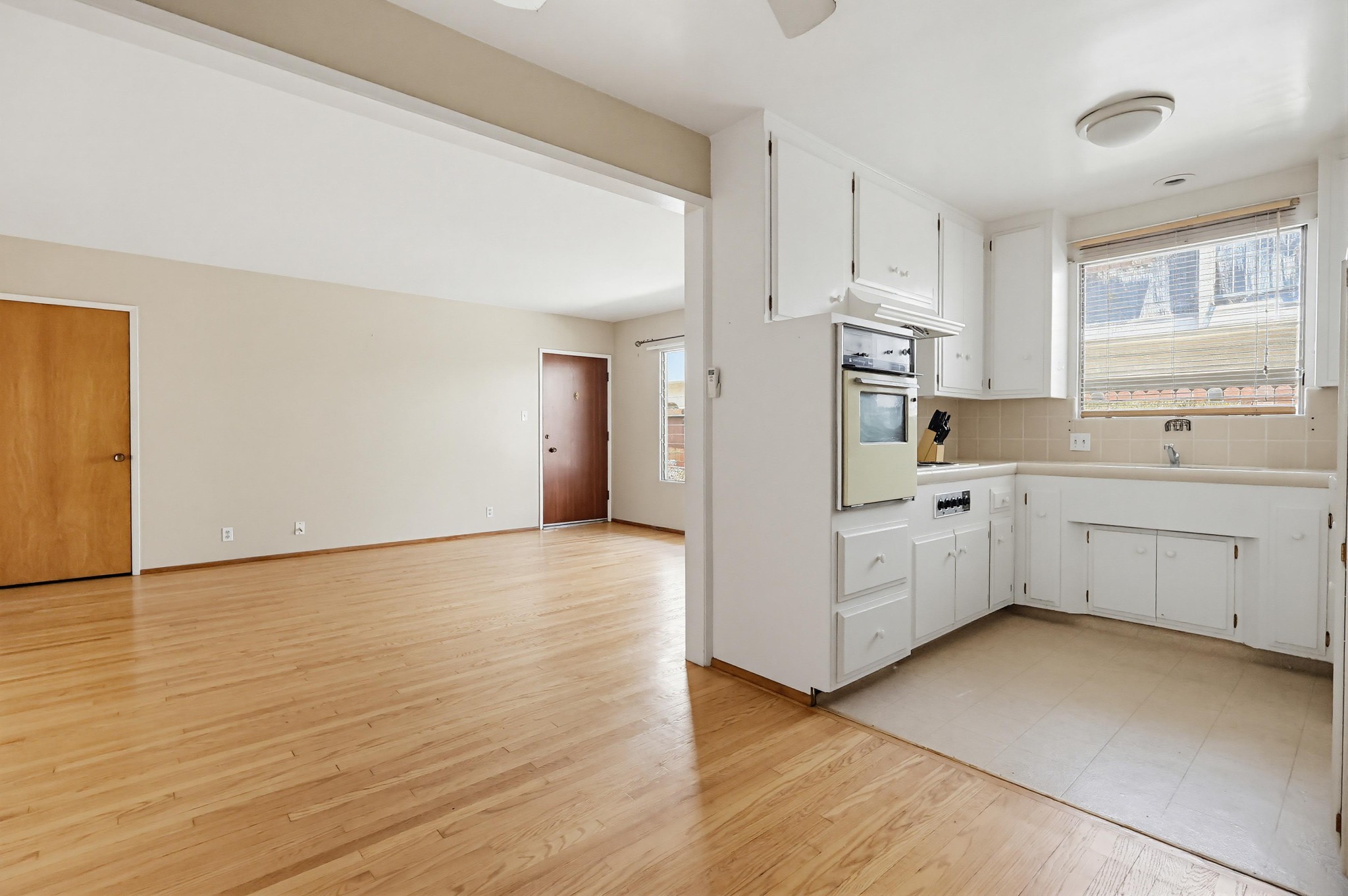 Virtual tour photo 21 of 45 for 2060 E 3rd St Apt 3