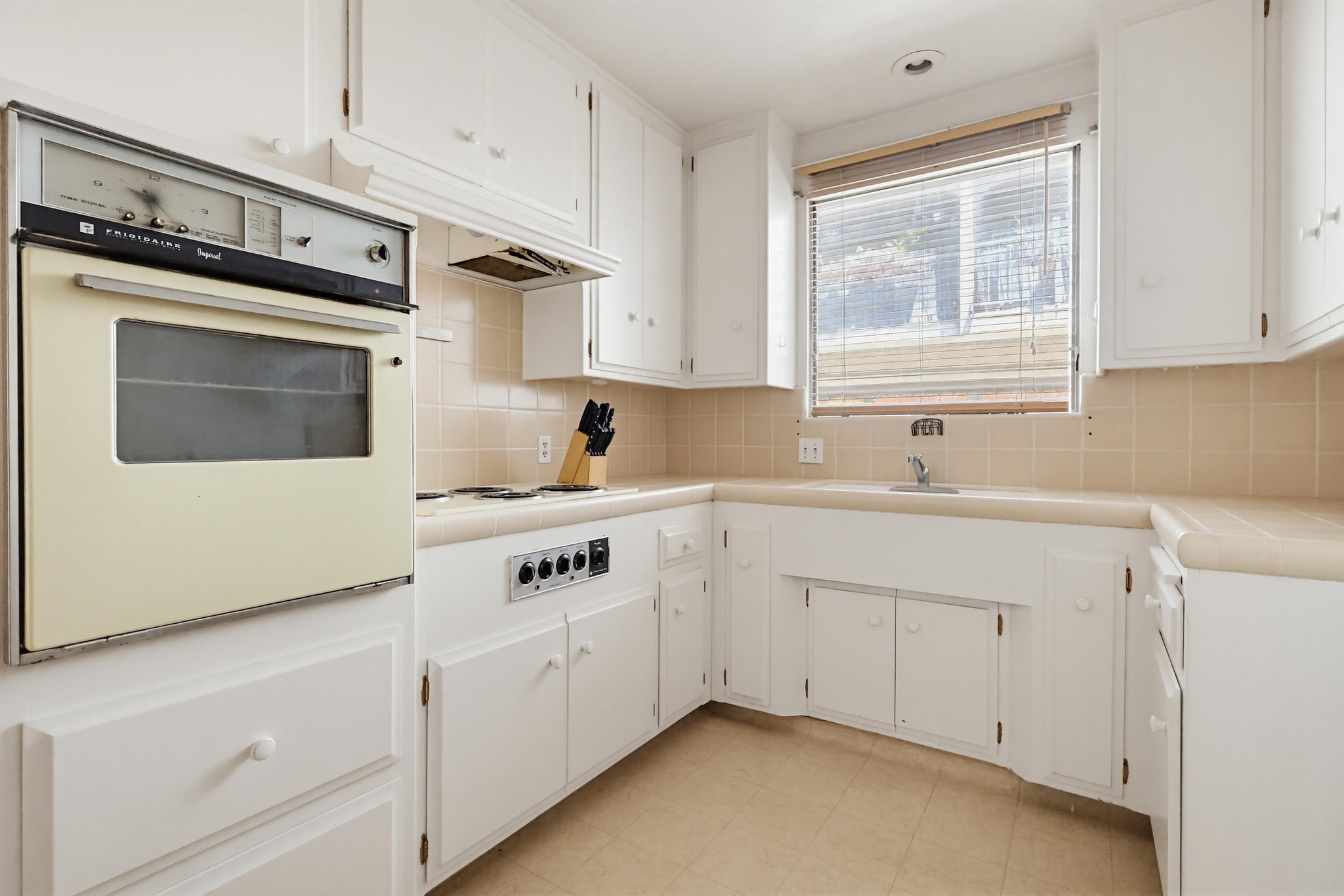 Virtual tour photo 25 of 45 for 2060 E 3rd St Apt 3