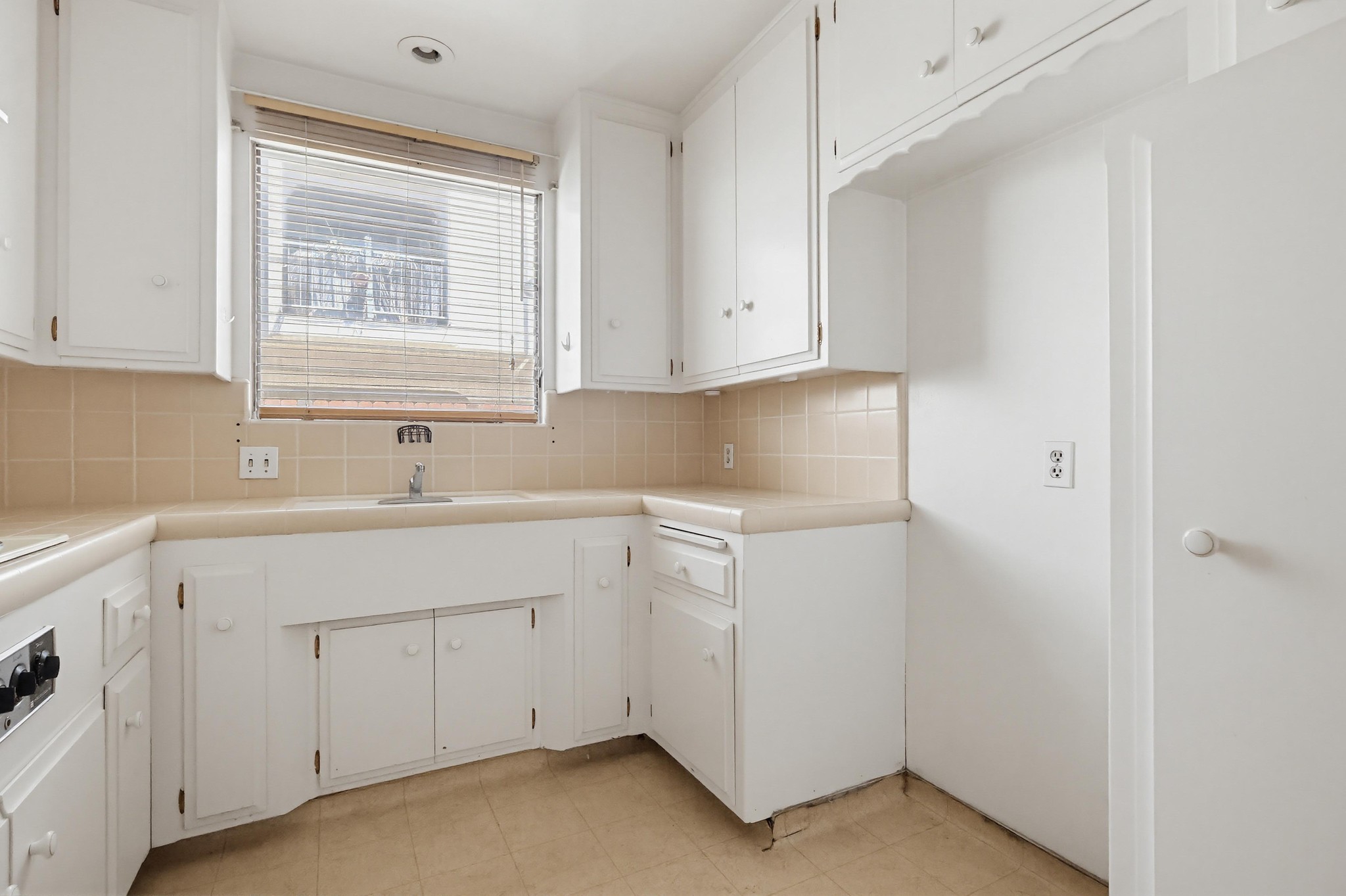 Virtual tour photo 26 of 45 for 2060 E 3rd St Apt 3