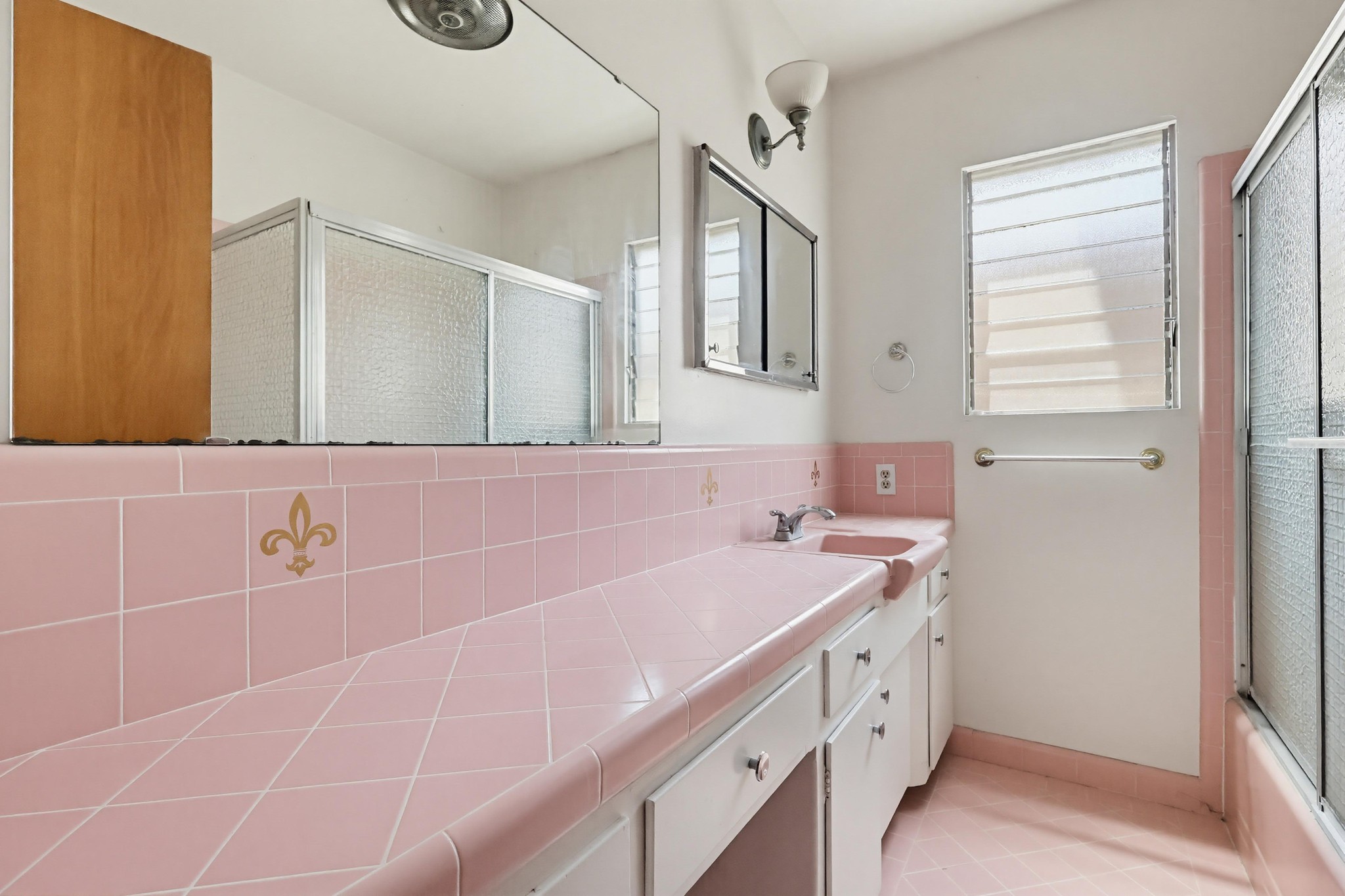 Virtual tour photo 31 of 45 for 2060 E 3rd St Apt 3