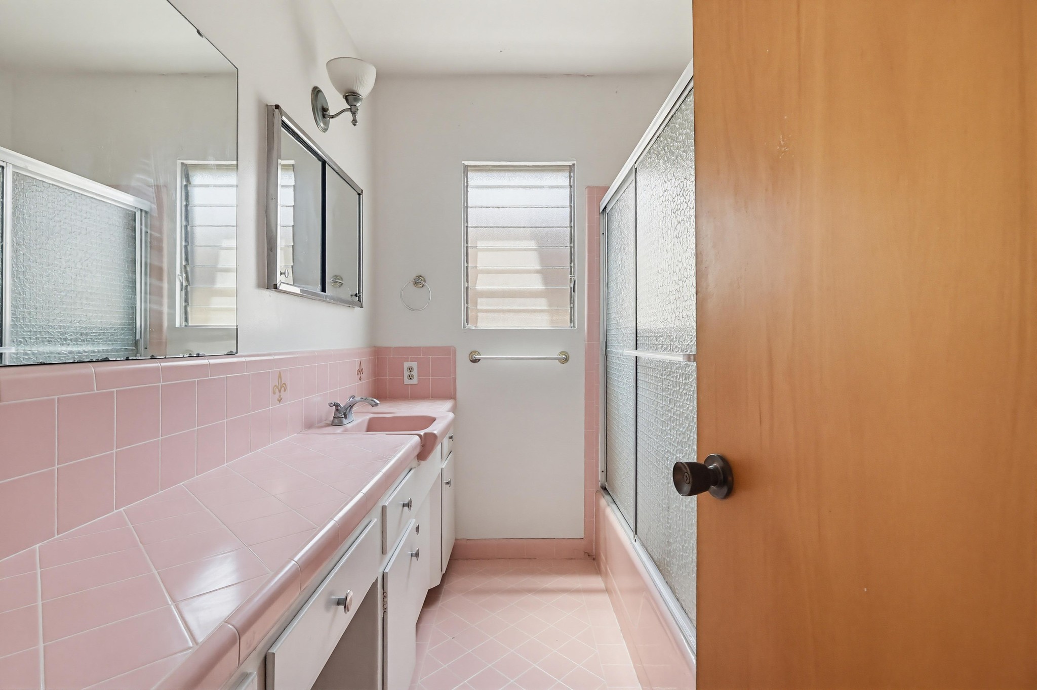 Virtual tour photo 32 of 45 for 2060 E 3rd St Apt 3