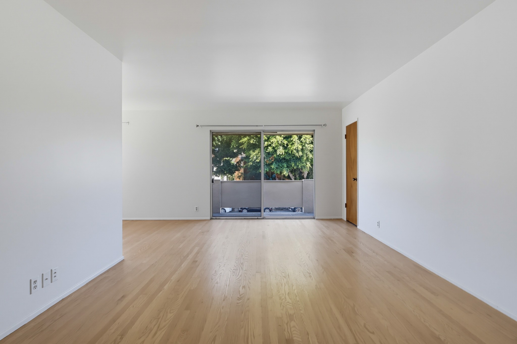 Virtual tour photo 8 of 54 for 2060 E 3rd St Apt 6