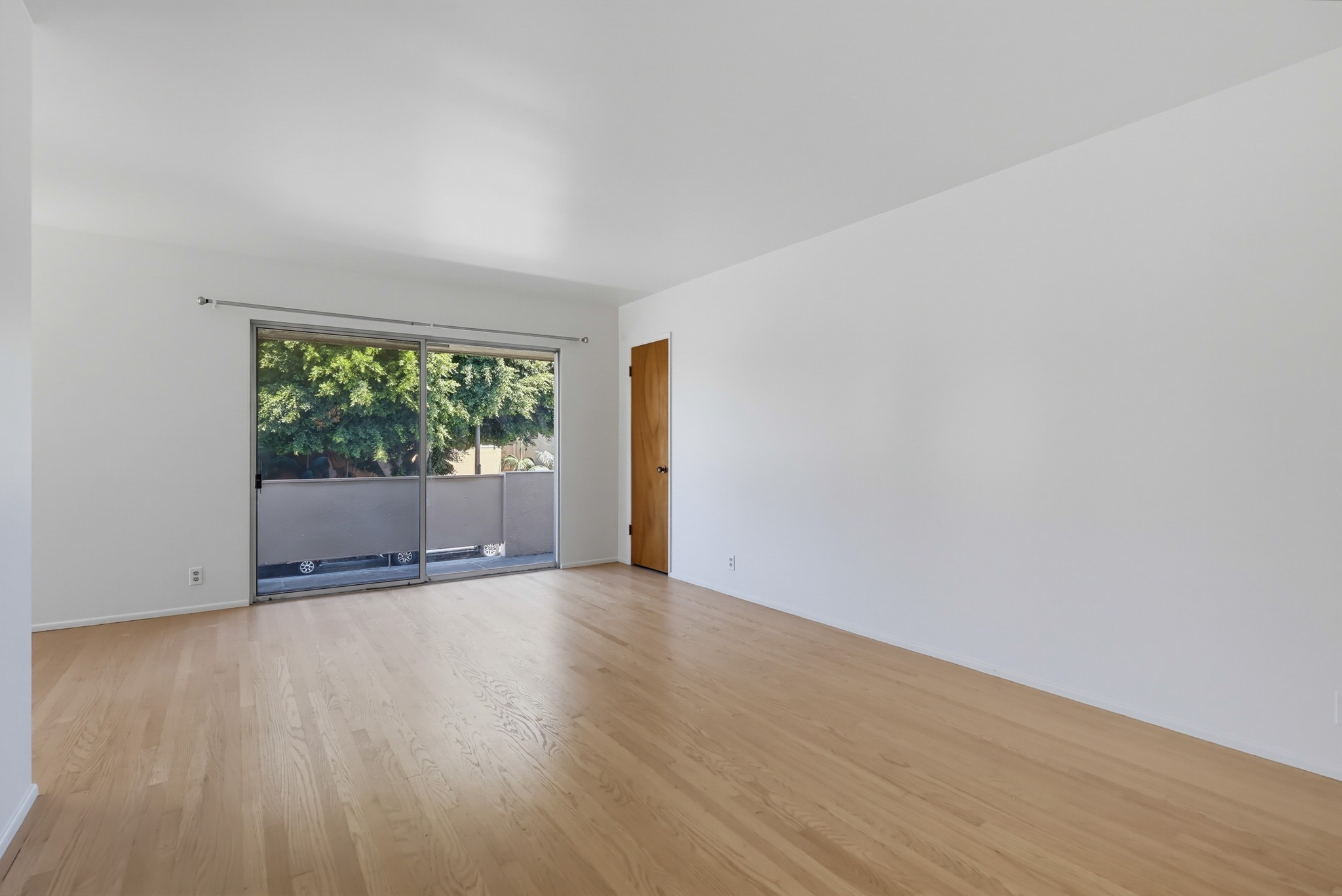 Virtual tour photo 9 of 54 for 2060 E 3rd St Apt 6