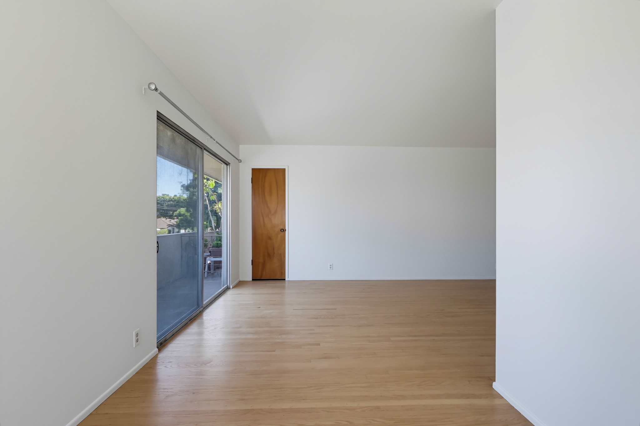 Virtual tour photo 18 of 54 for 2060 E 3rd St Apt 6