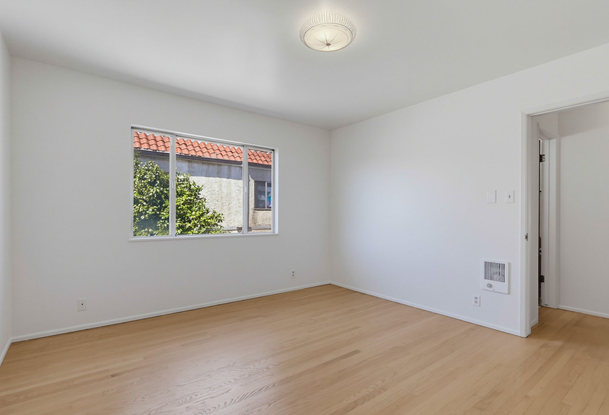 Virtual tour photo 31 of 54 for 2060 E 3rd St Apt 6