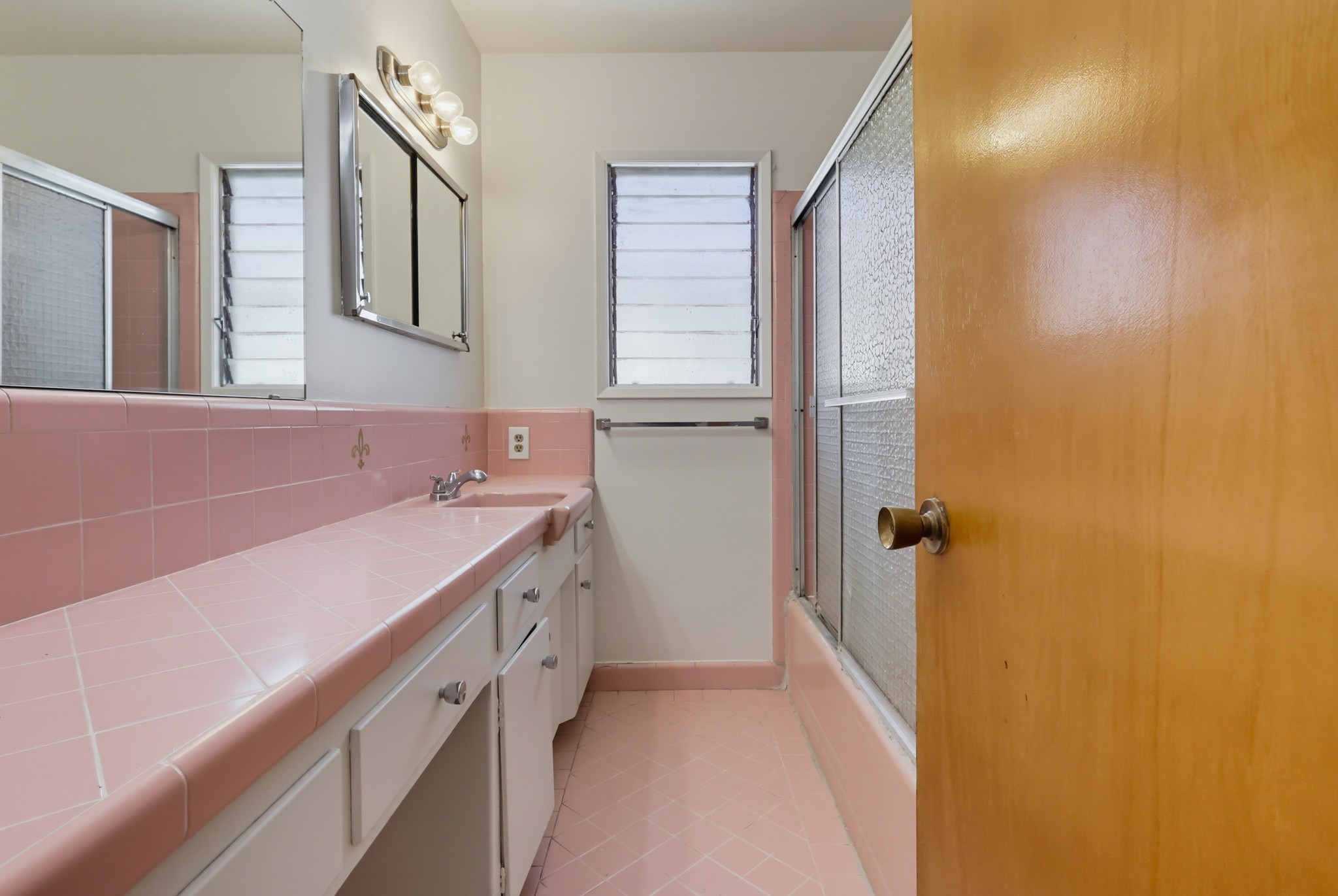Virtual tour photo 39 of 54 for 2060 E 3rd St Apt 6