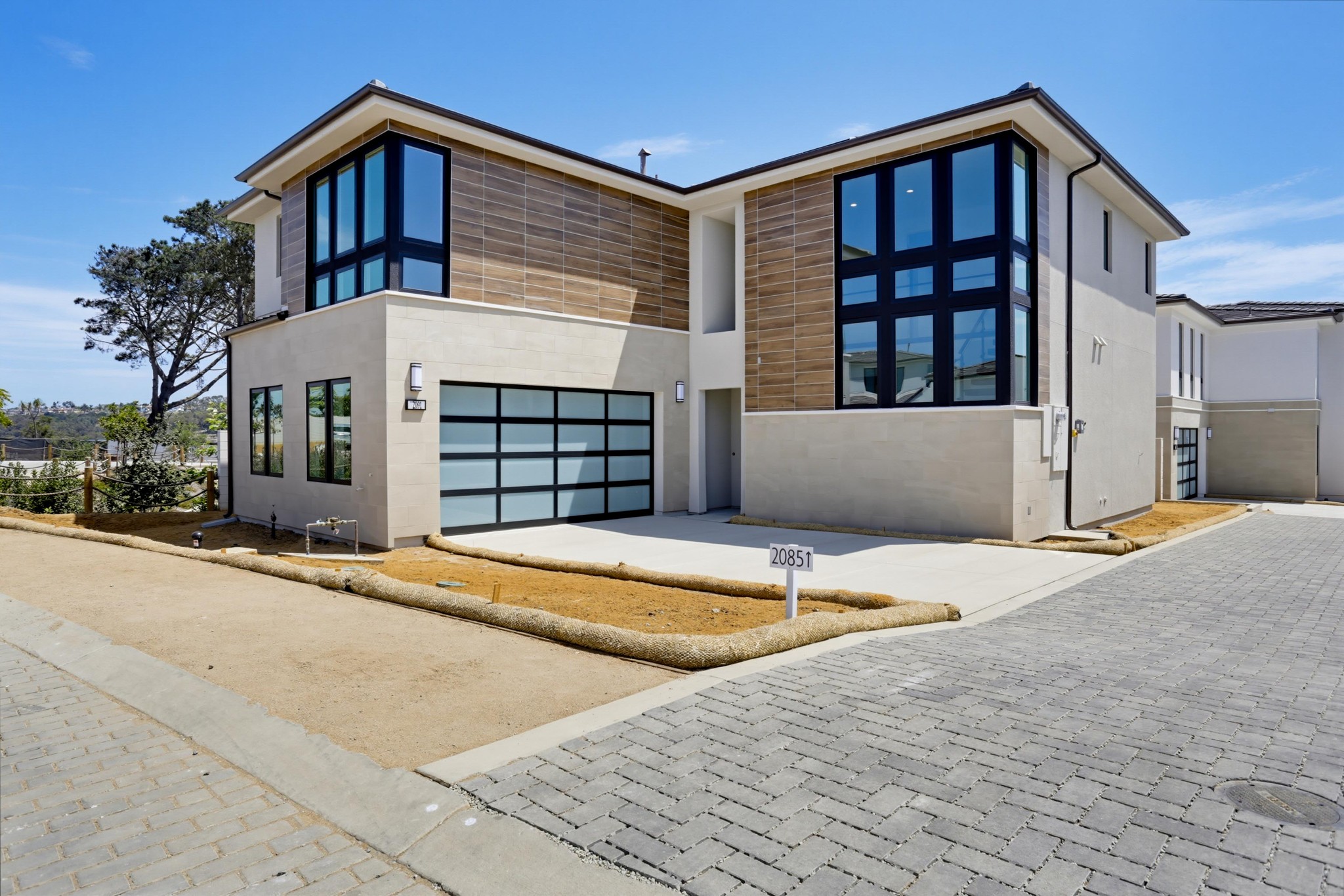 Virtual tour photo 3 of 66 for 2091 E Pearl St