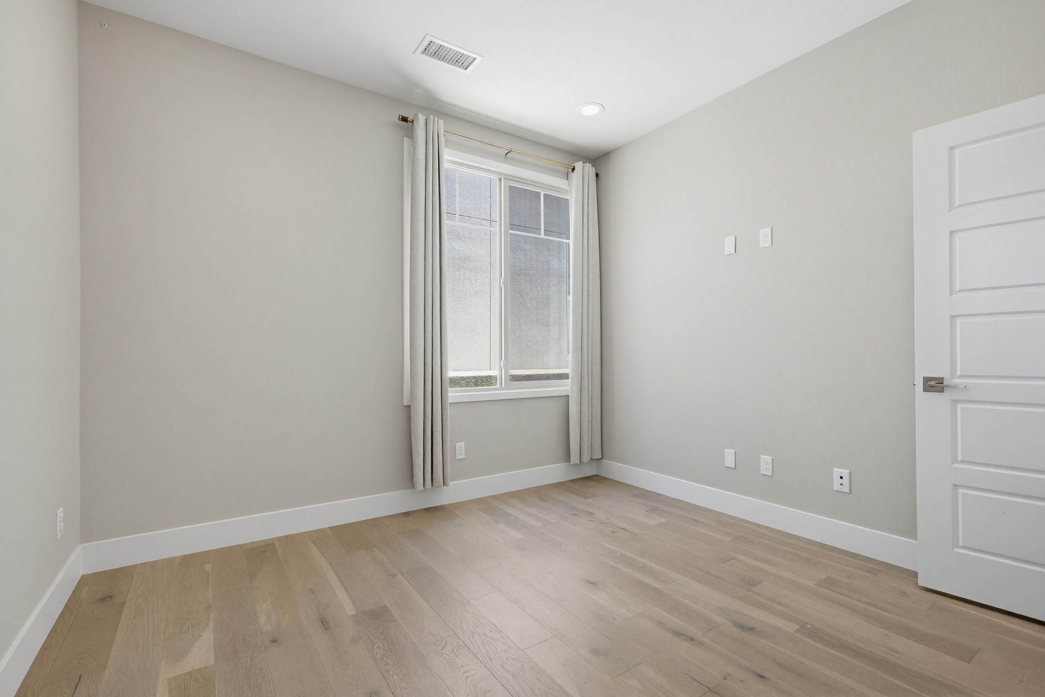 Virtual tour photo 32 of 65 for 215 Carmine
