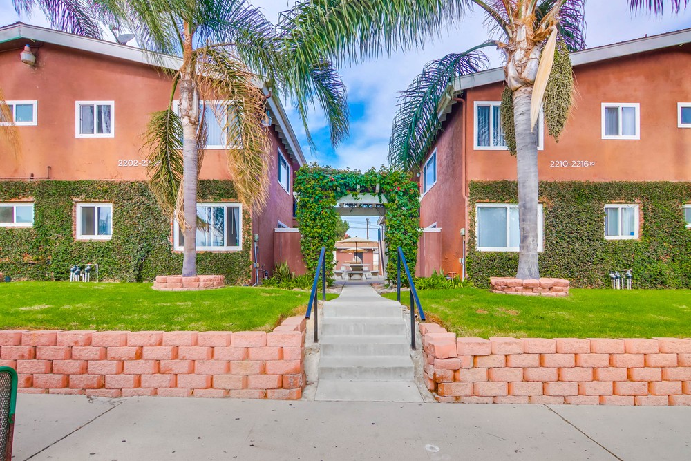 Virtual tour photo 1 of 29 for 2202 1/2 Grand Ave