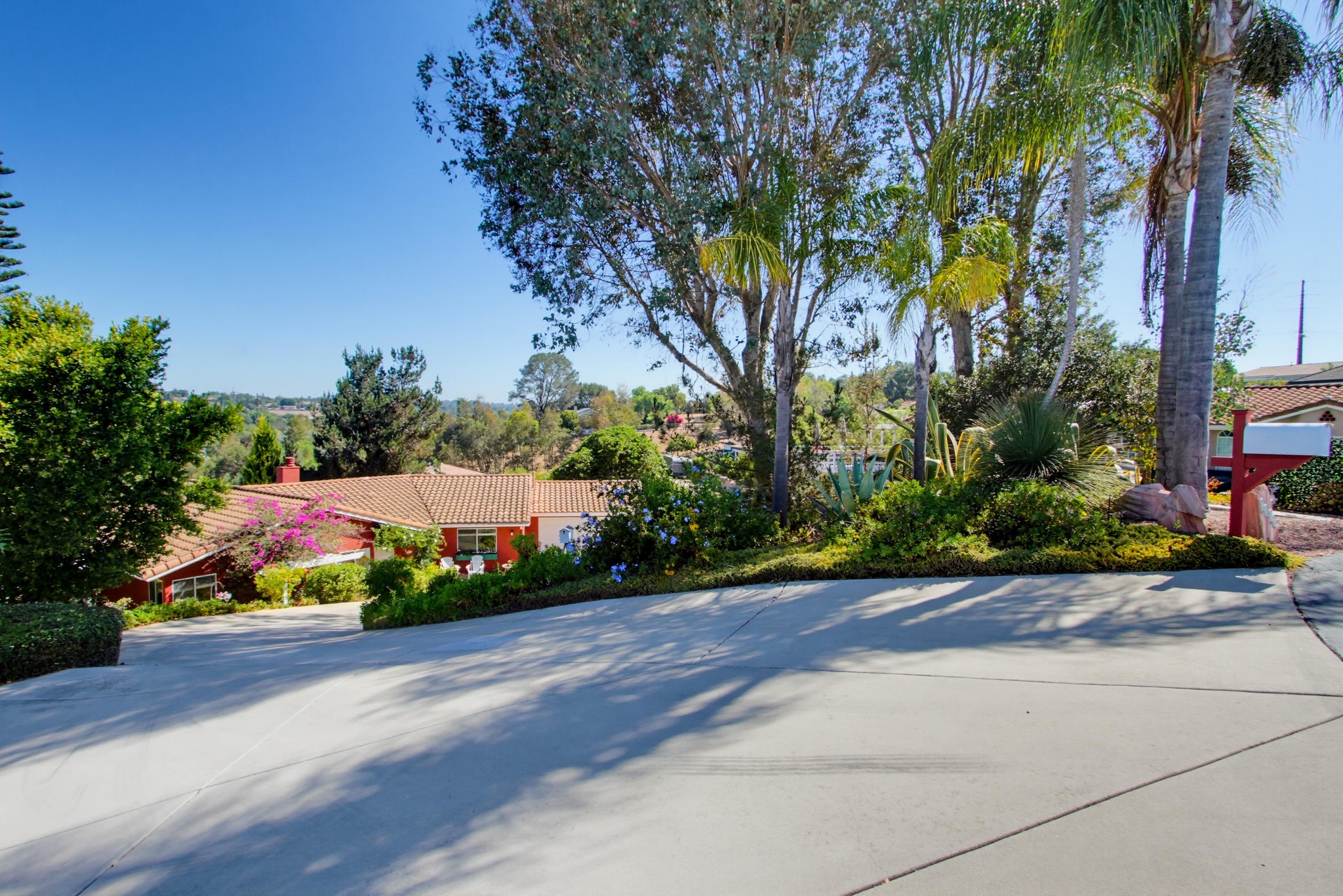 Virtual tour photo 3 of 93 for 2202 Crest Hill Ln