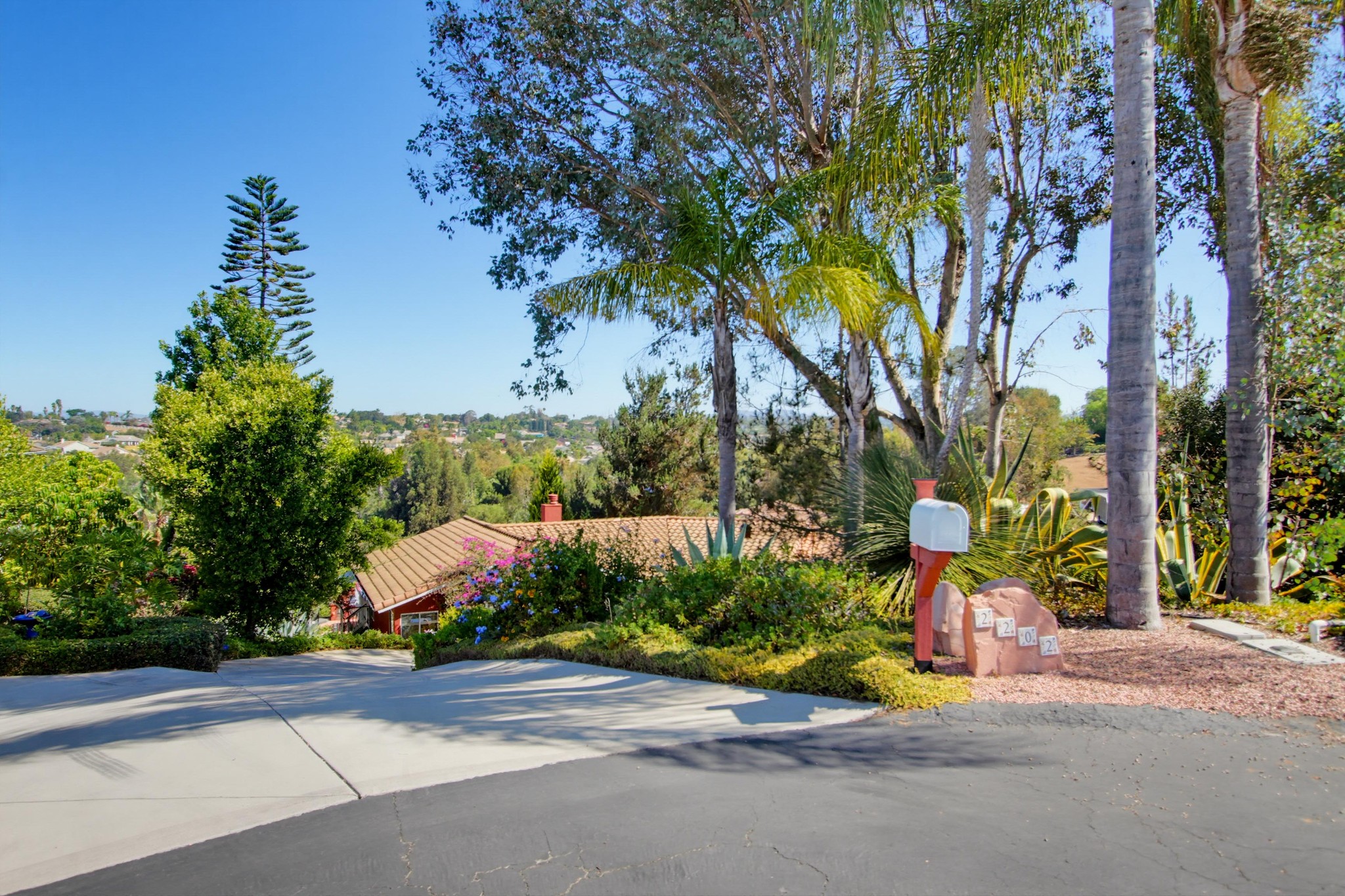 Virtual tour photo 4 of 93 for 2202 Crest Hill Ln