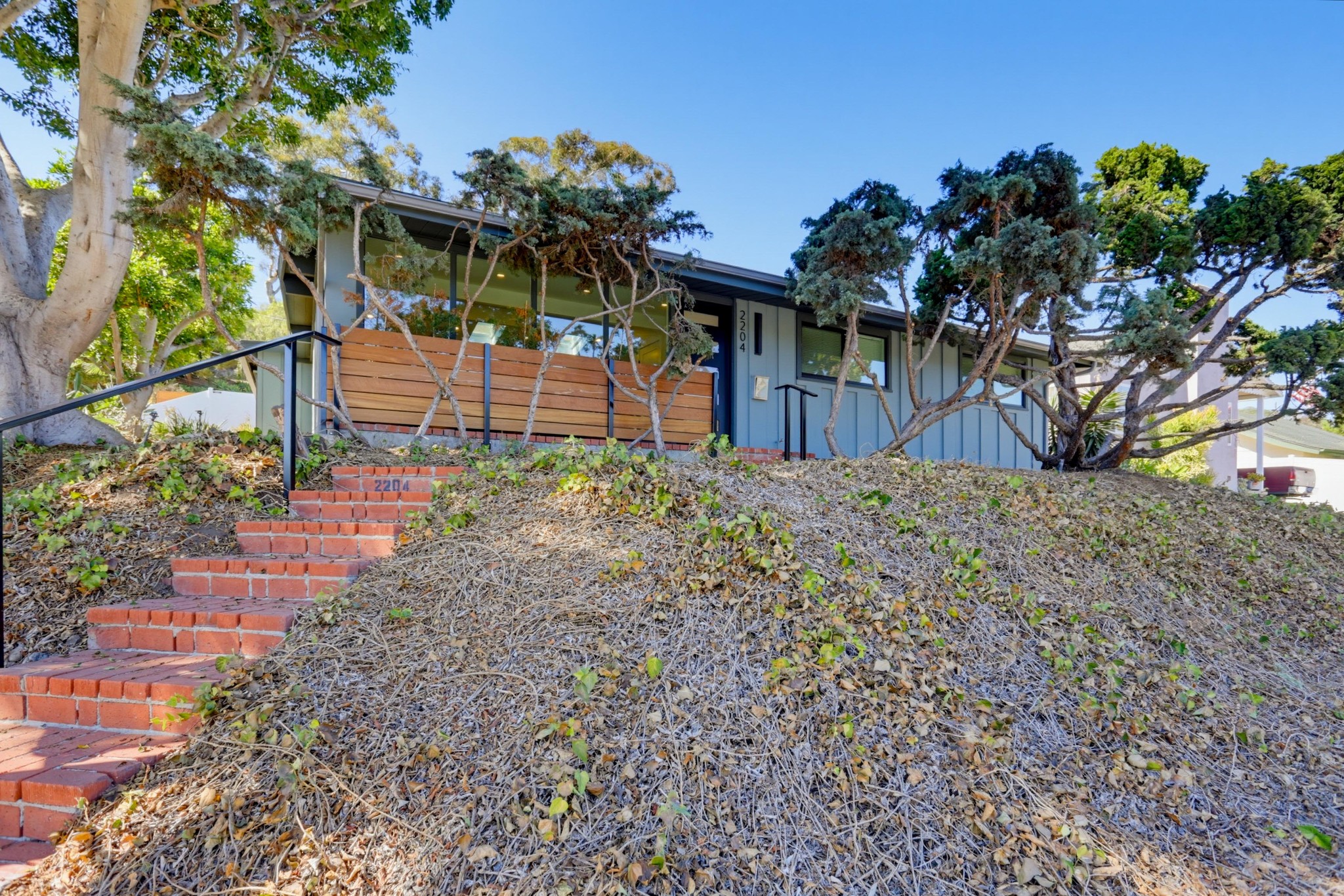 Virtual tour photo 6 of 43 for 2204 Rosecrans St