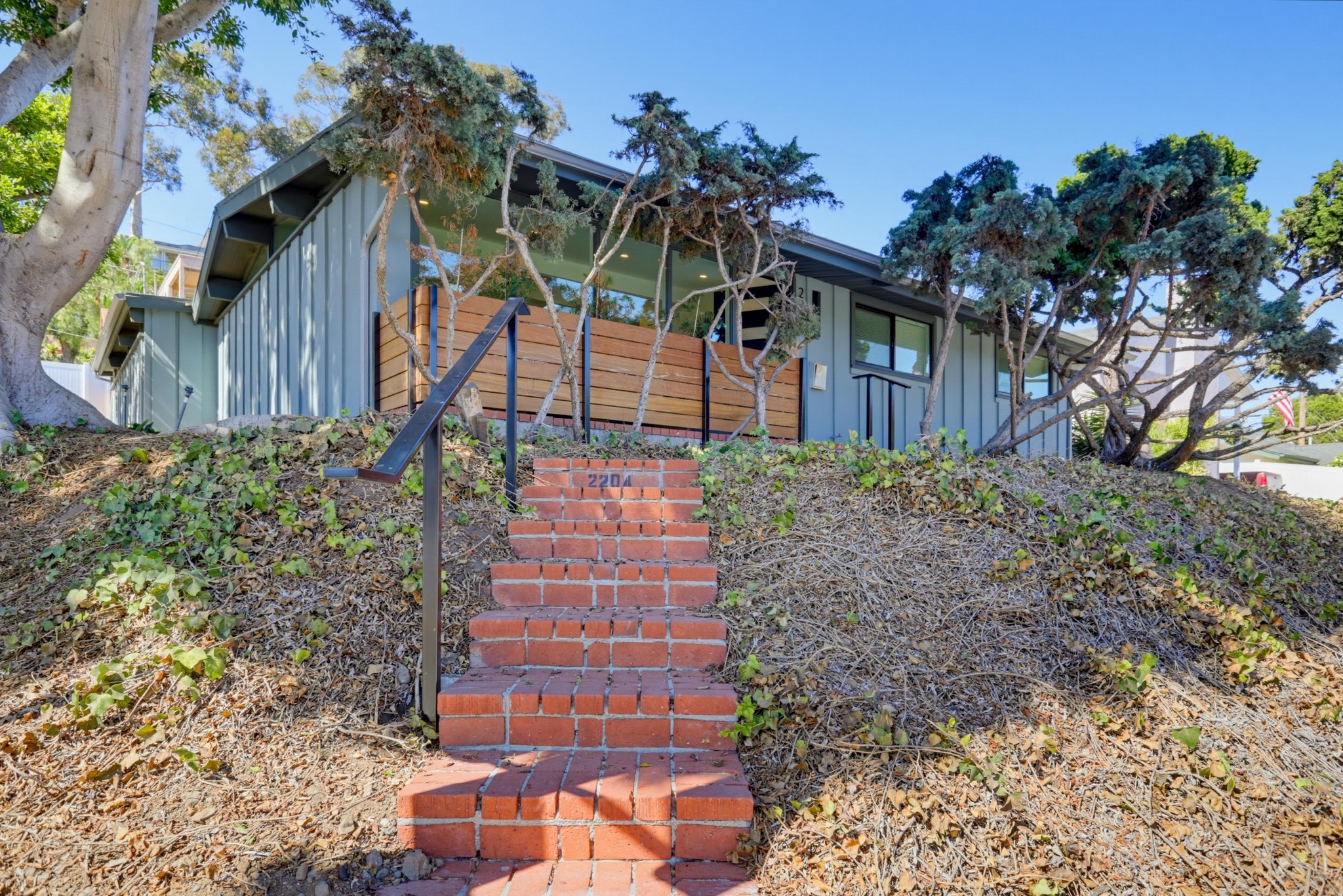 Virtual tour photo 7 of 43 for 2204 Rosecrans St