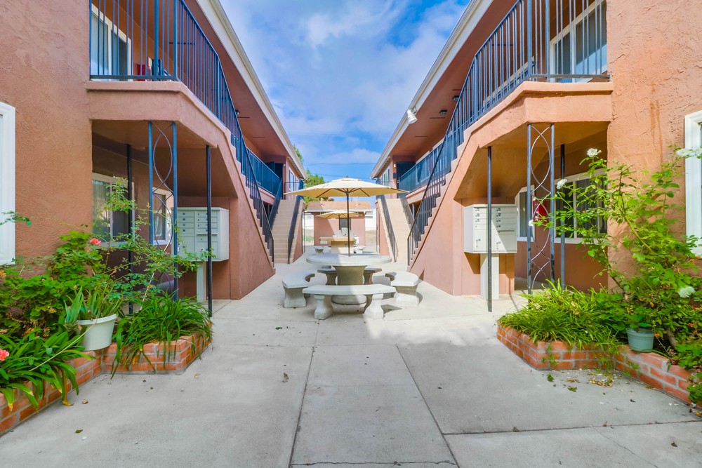Virtual tour photo 5 of 31 for 2212 1/2 Grand Ave