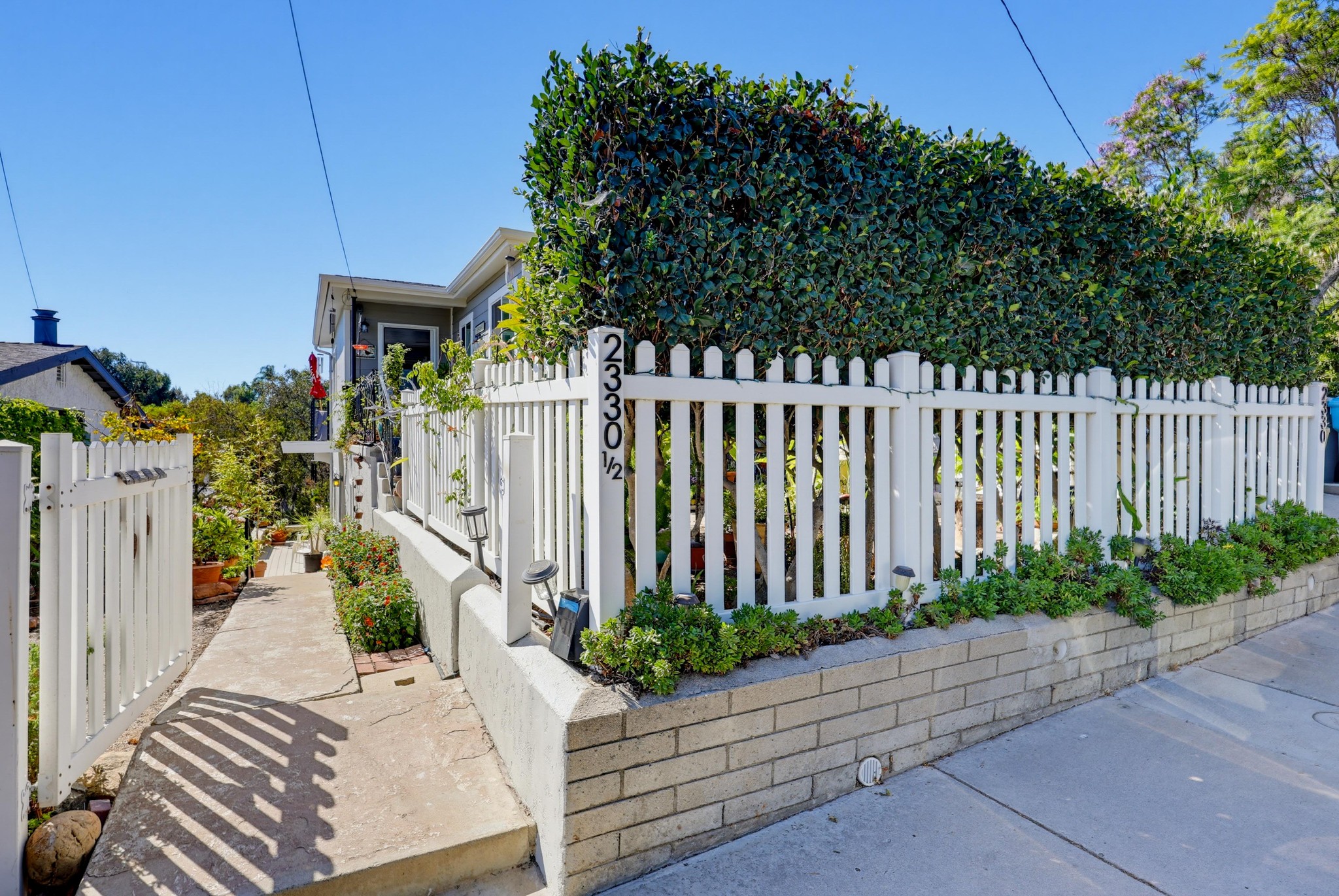 Virtual tour photo 1 of 68 for 2330 Montclair St