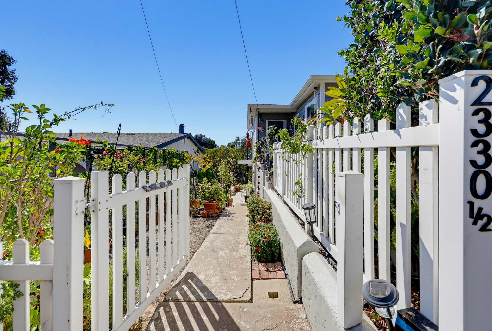 Virtual tour photo 4 of 68 for 2330 Montclair St