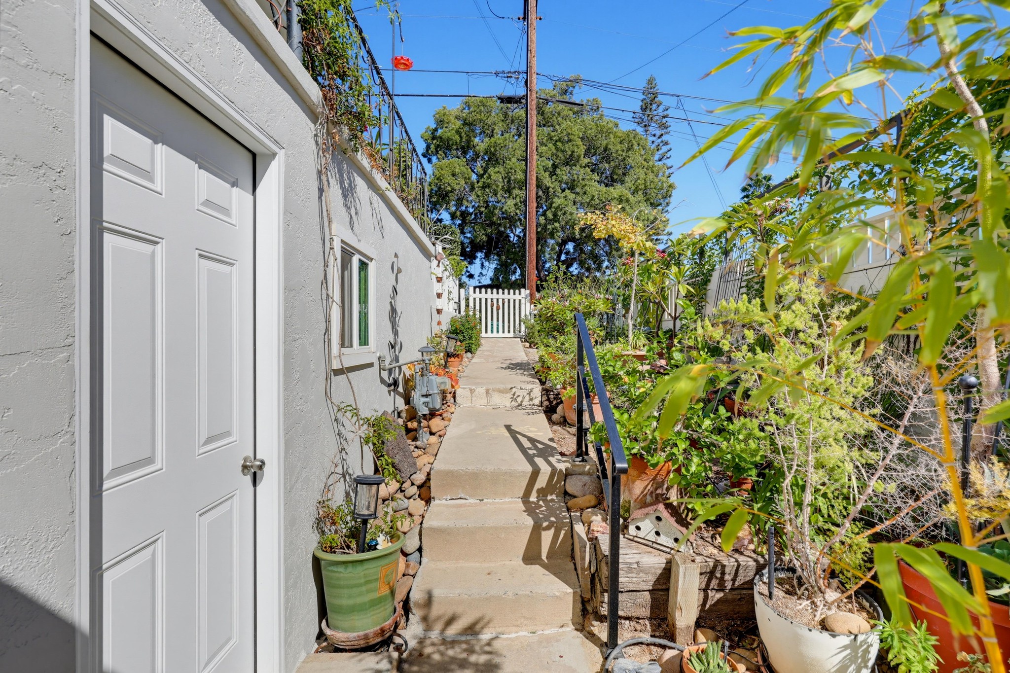 Virtual tour photo 13 of 68 for 2330 Montclair St