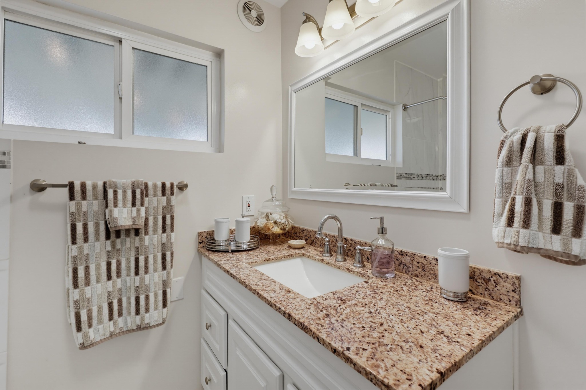 Virtual tour photo 38 of 68 for 2330 Montclair St
