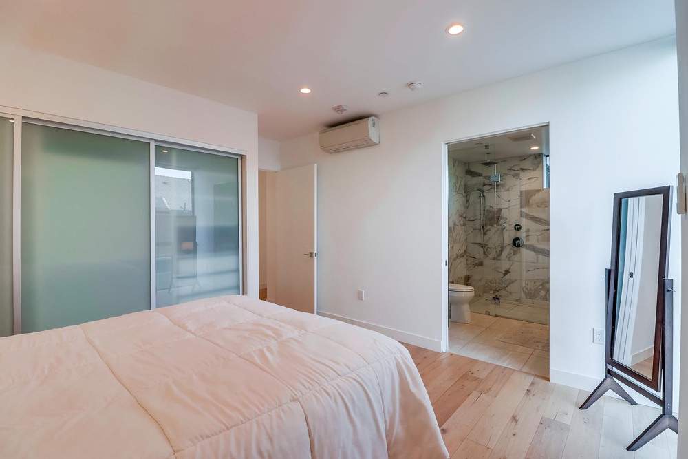 Virtual tour photo 32 of 39 for 2357 Front St