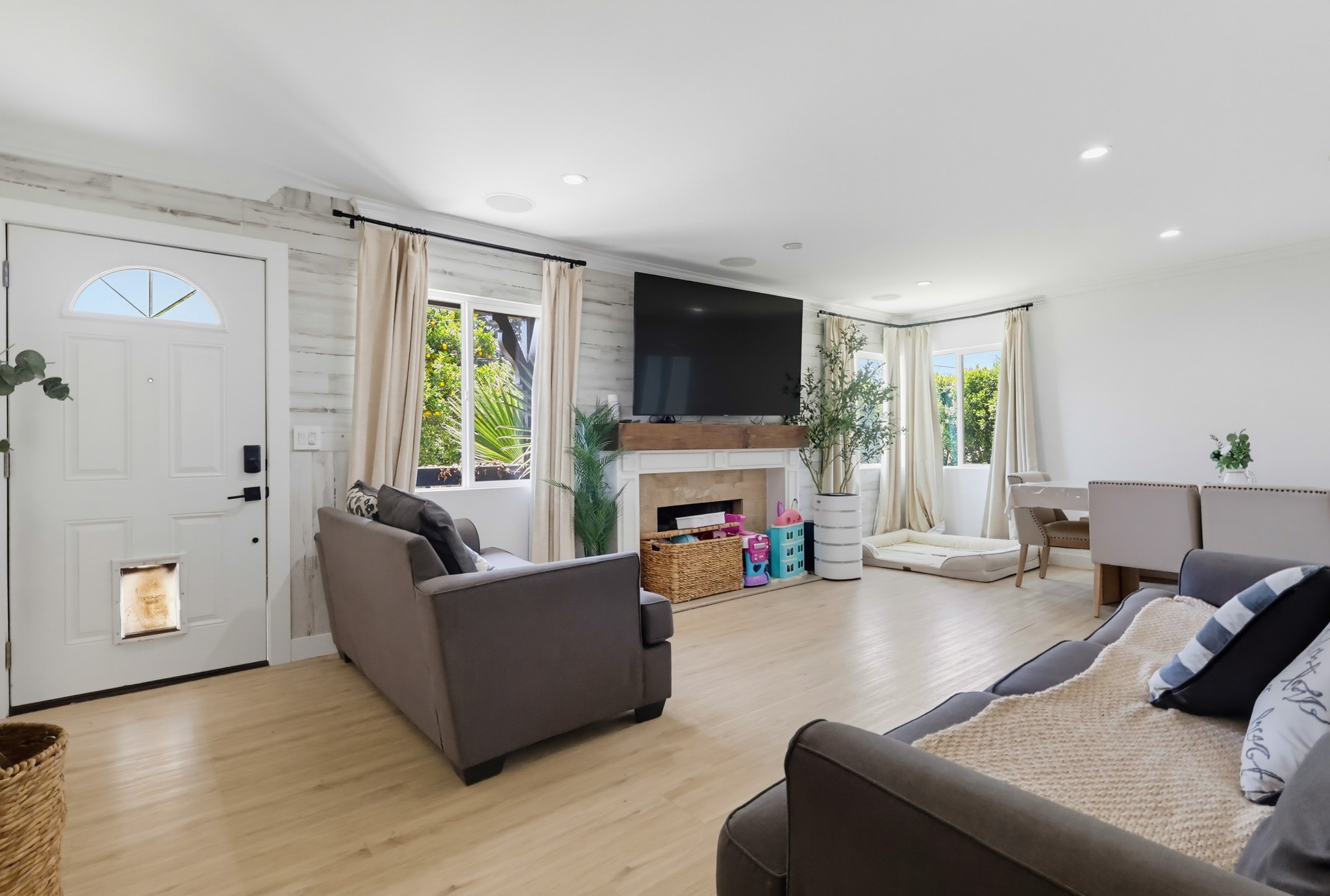 Virtual tour photo 7 of 77 for 2368 Glenrose Ave
