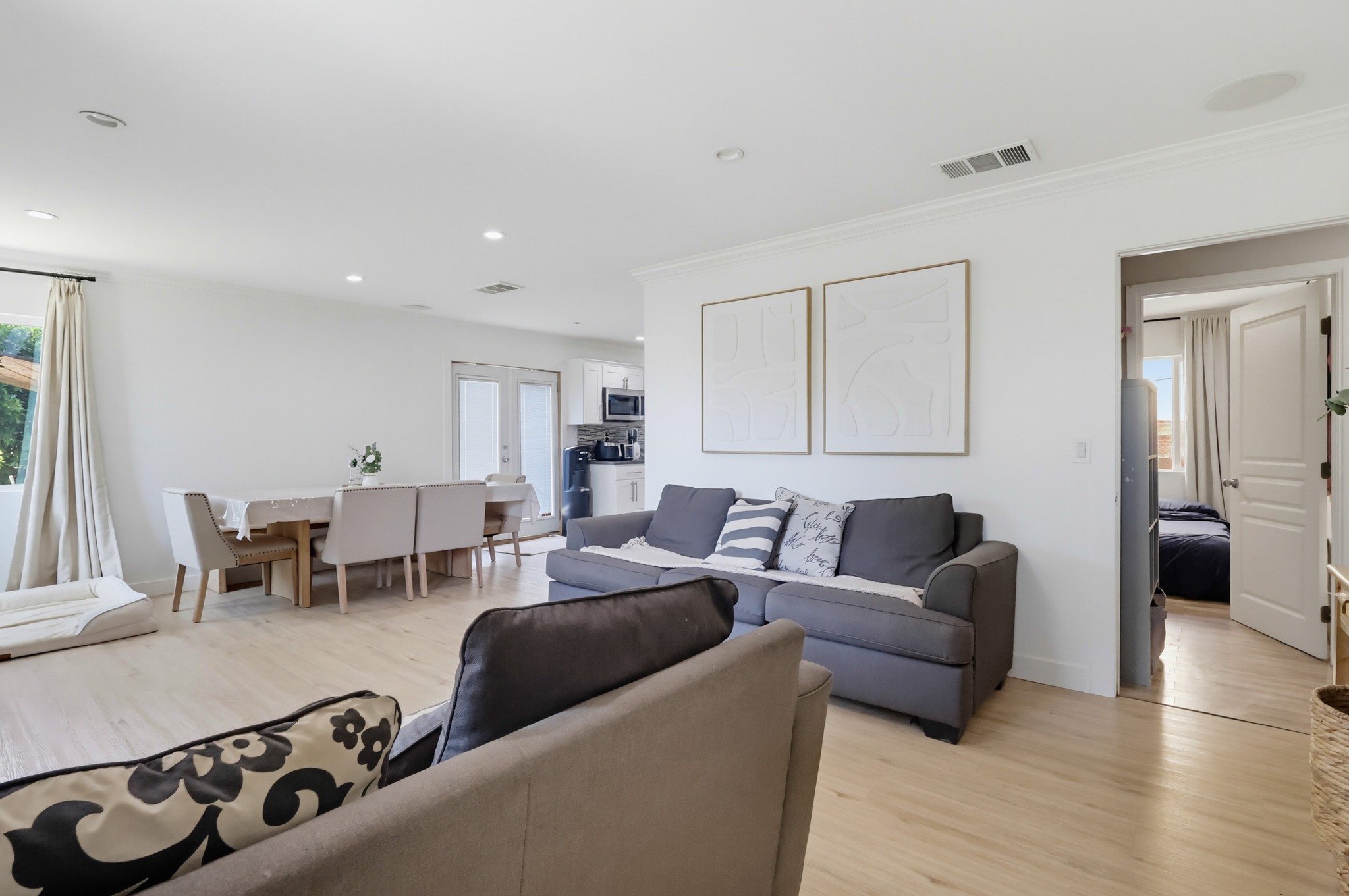 Virtual tour photo 9 of 77 for 2368 Glenrose Ave