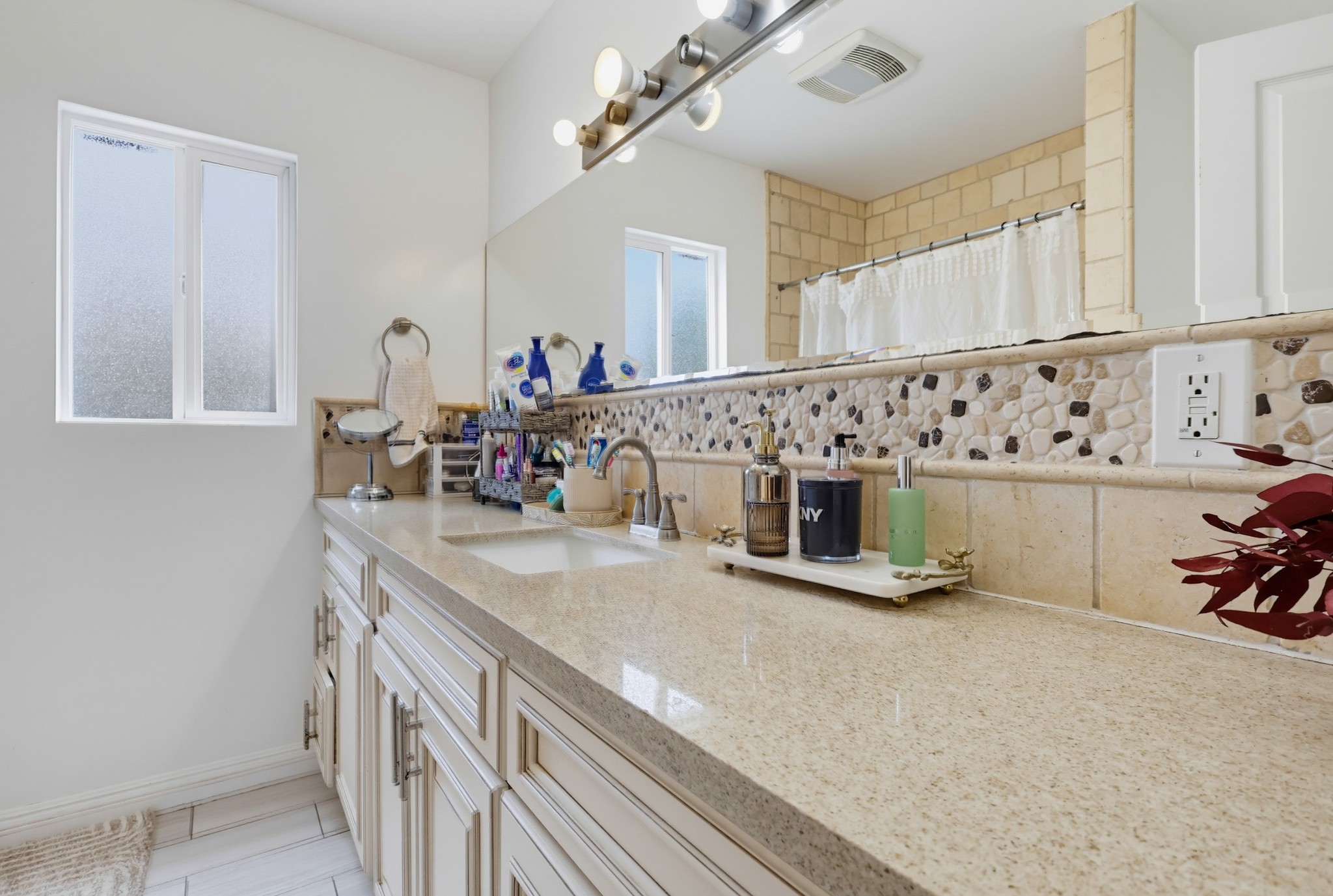 Virtual tour photo 39 of 77 for 2368 Glenrose Ave