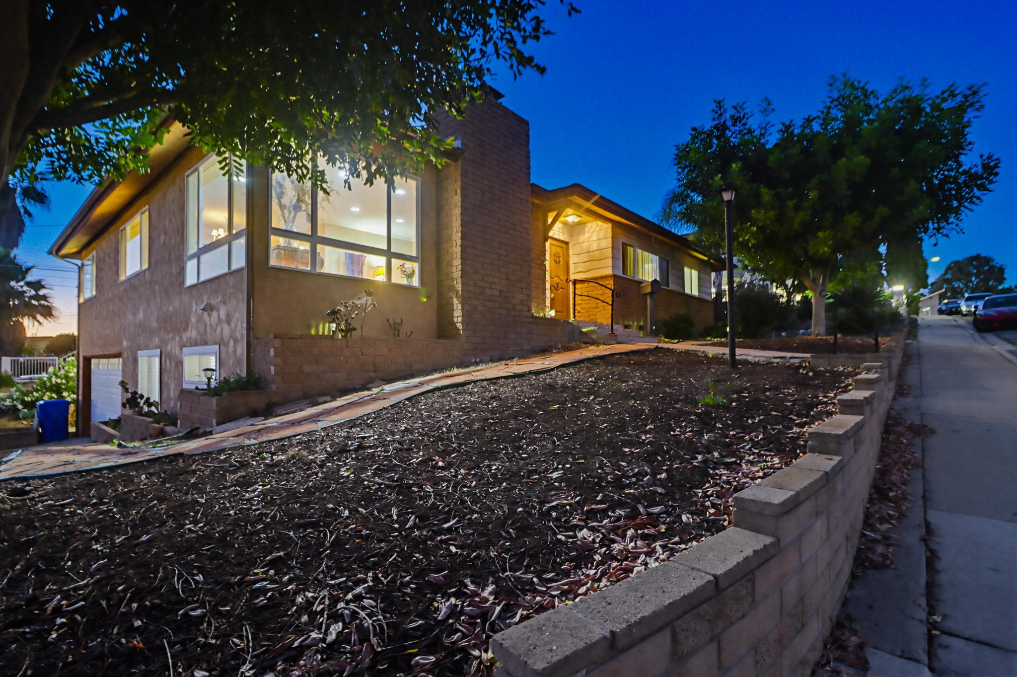 Virtual tour photo 5 of 75 for 2414 Kathleen Pl