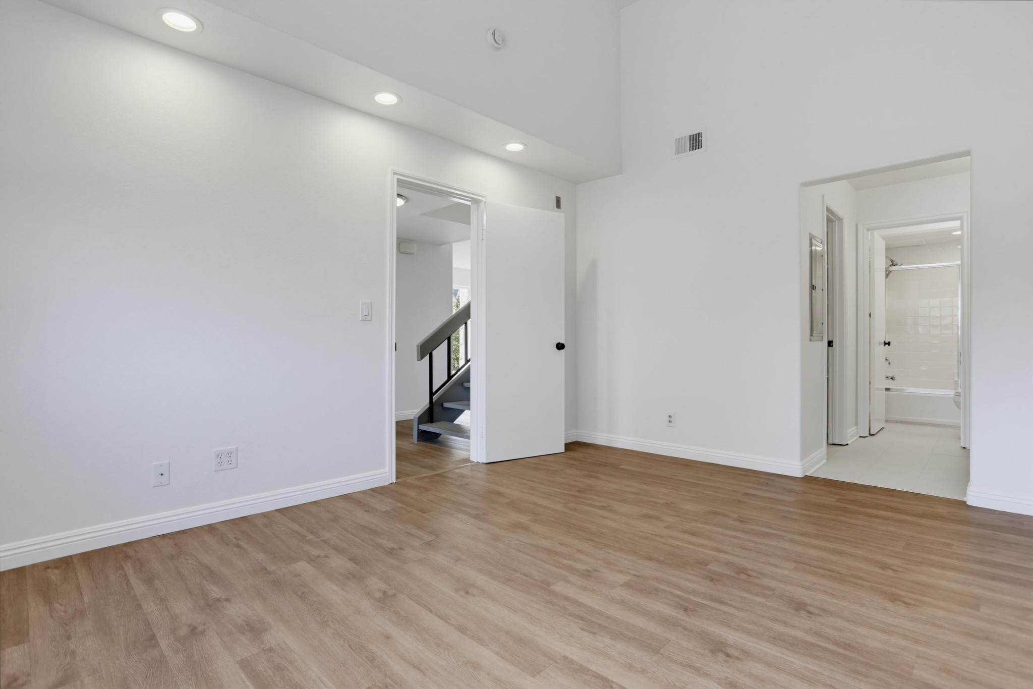 Virtual tour photo 26 of 43 for 2505 Navarra Dr Unit 321