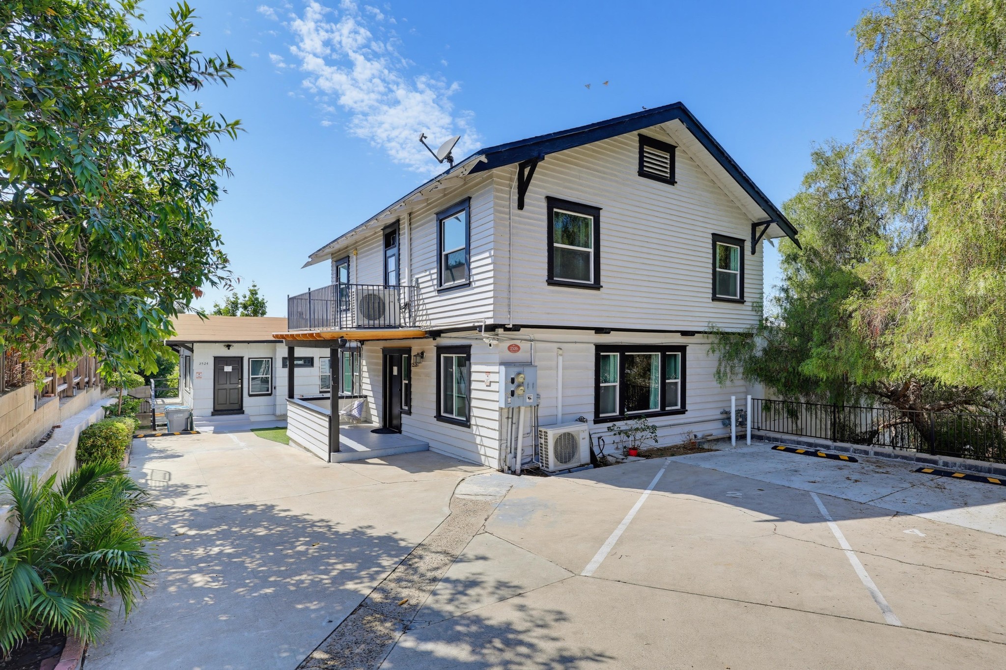 Virtual tour photo 3 of 111 for 2524-26 Horton Ave