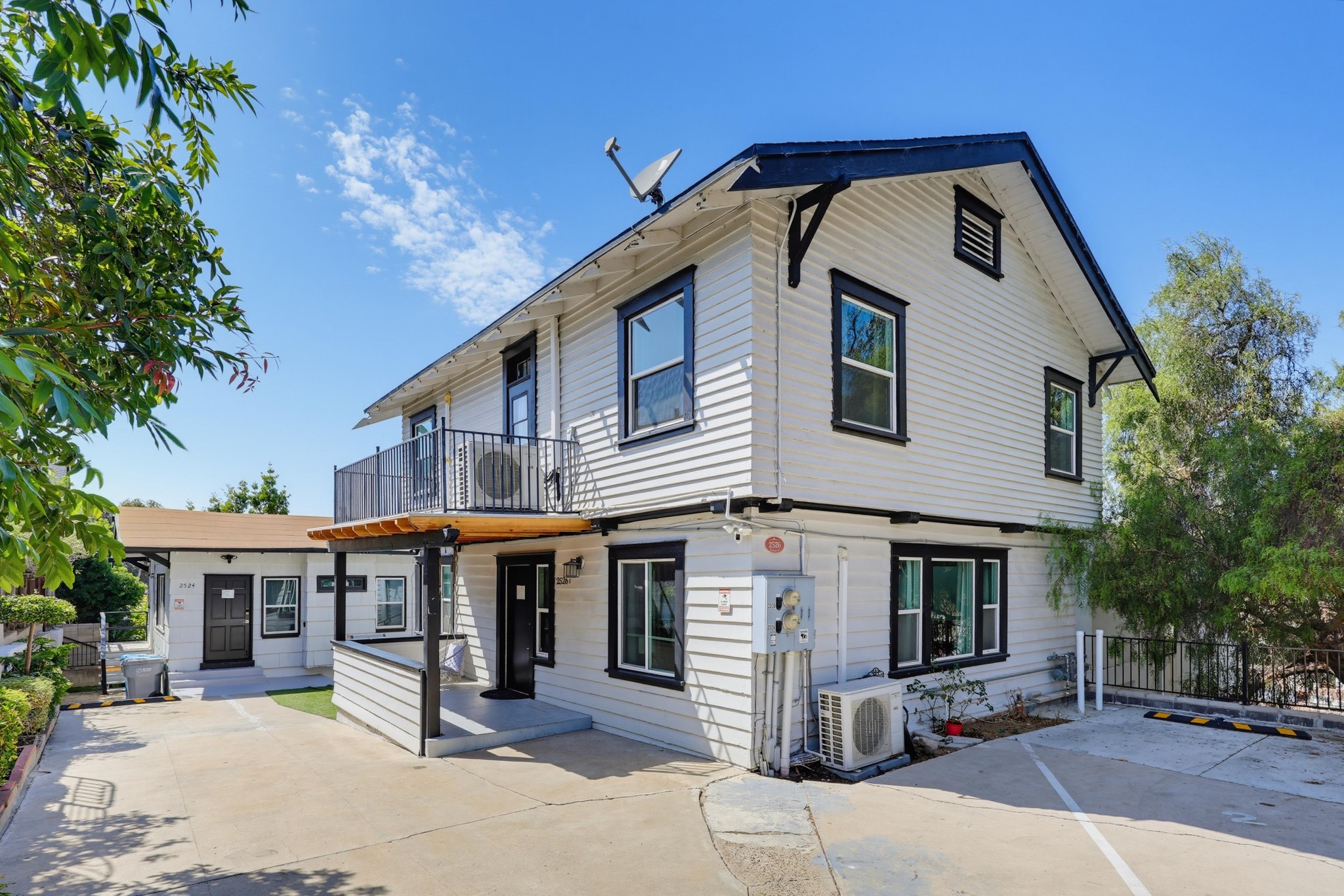 Virtual tour photo 4 of 111 for 2524-26 Horton Ave