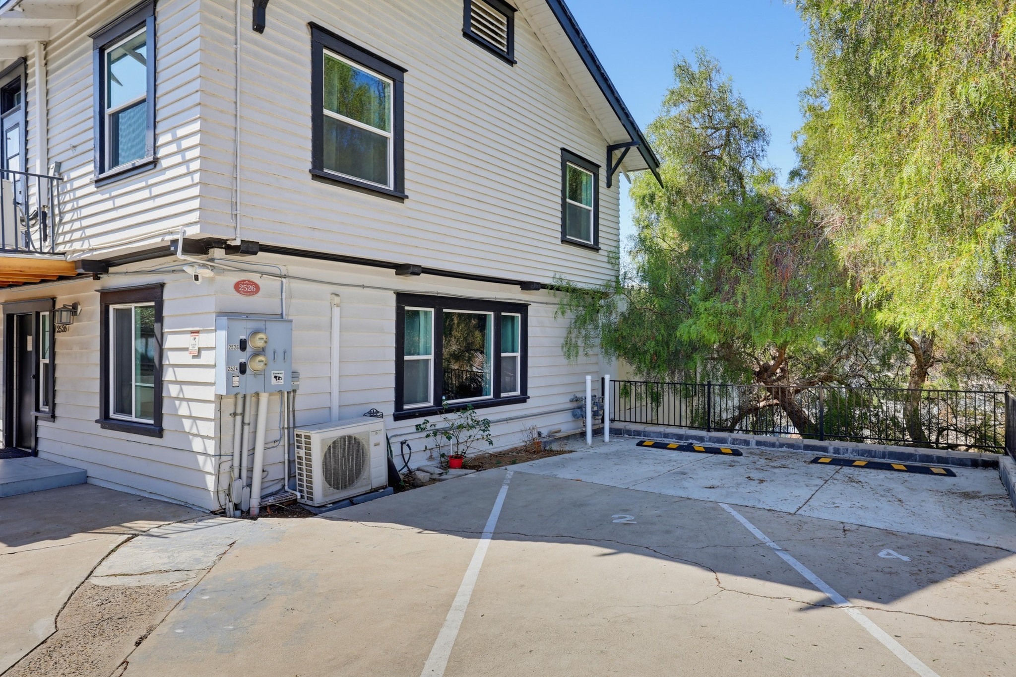 Virtual tour photo 6 of 111 for 2524-26 Horton Ave